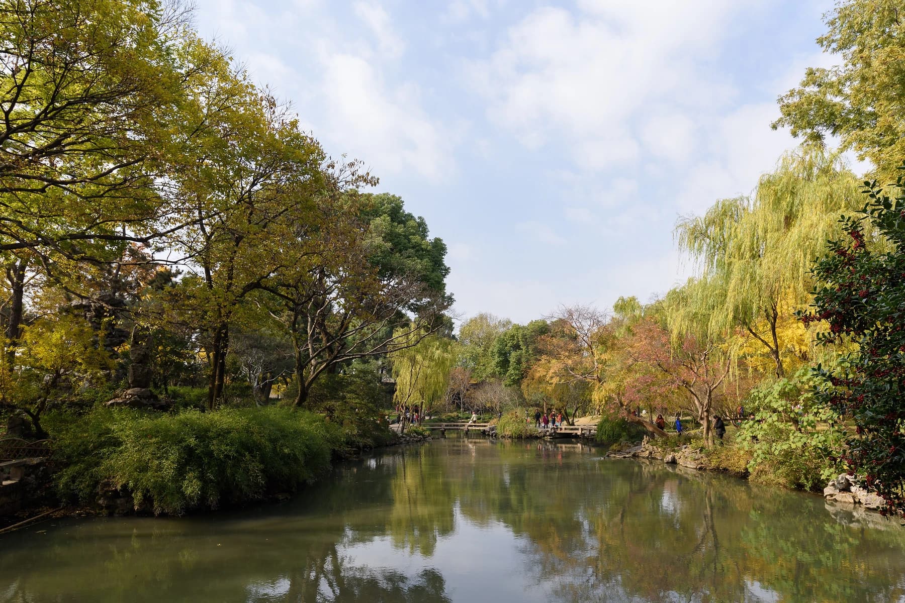 Paisaje acuático otoñal y vegetación en capas en el Jardín del Administrador Humilde