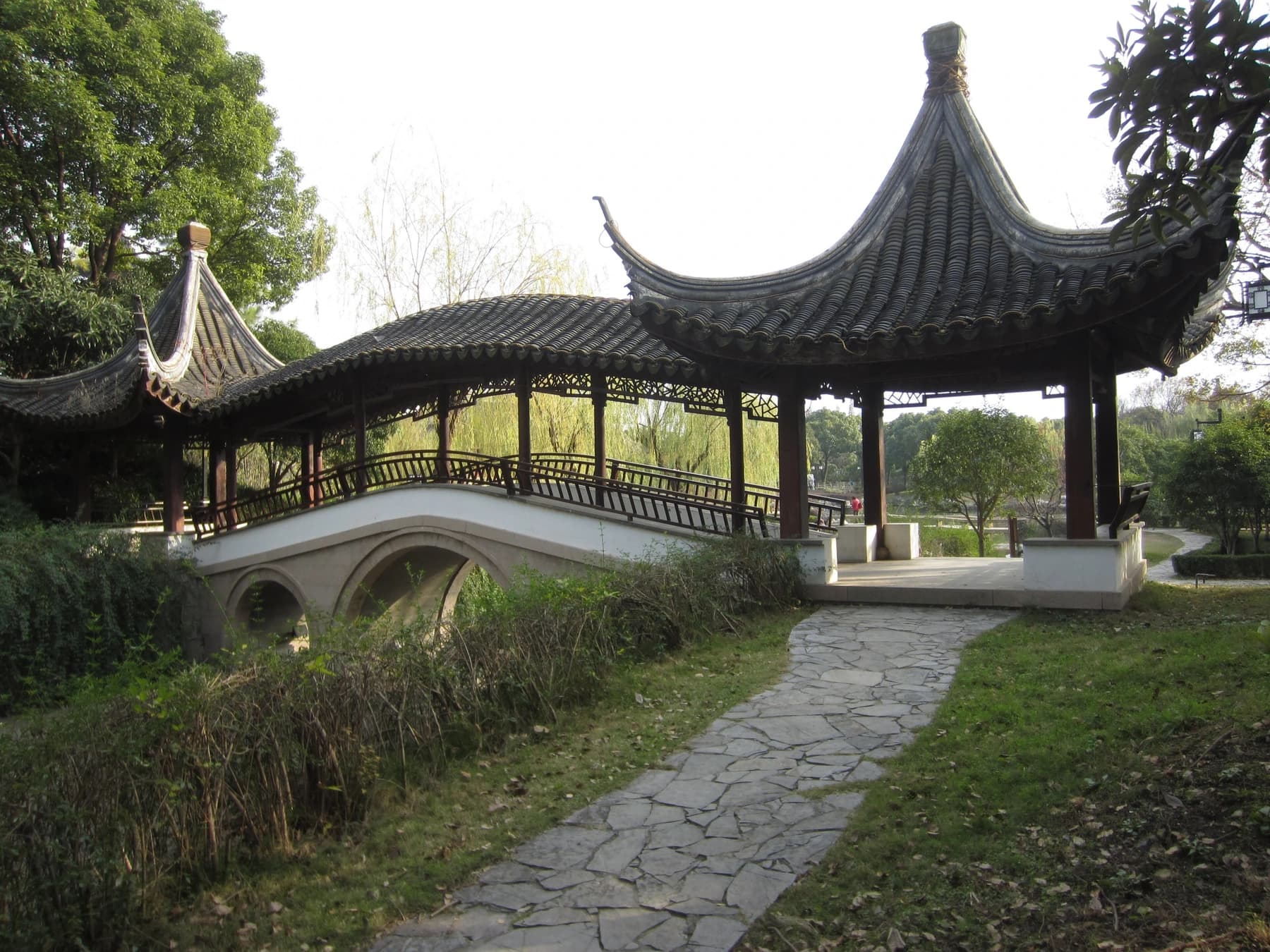 Puente, agua y arquitectura histórica en el área escénica de Panmen