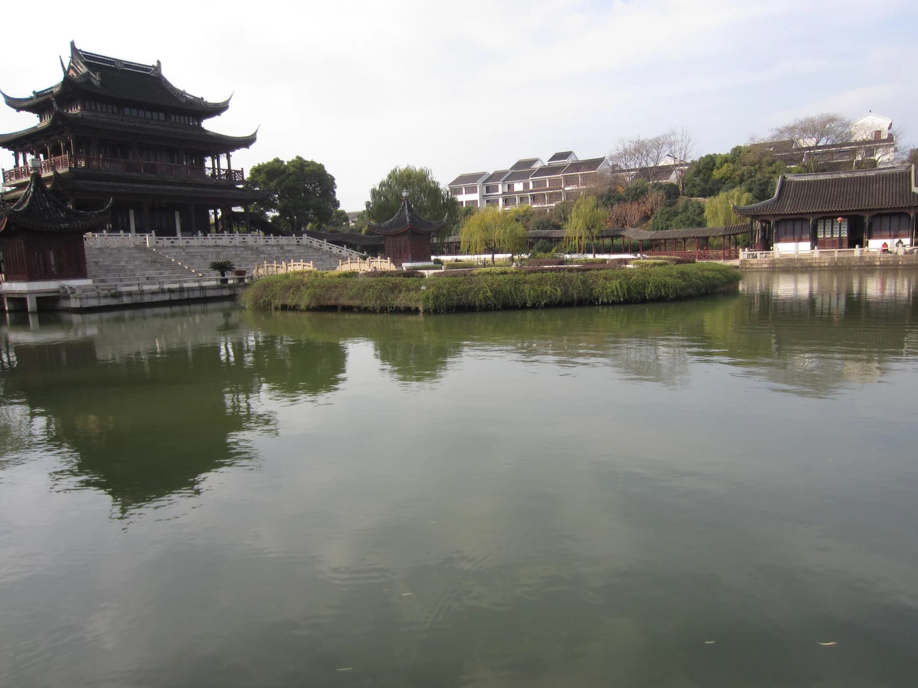 Pagoda Ruiguang y agua ajardinada dentro del área de Panmen