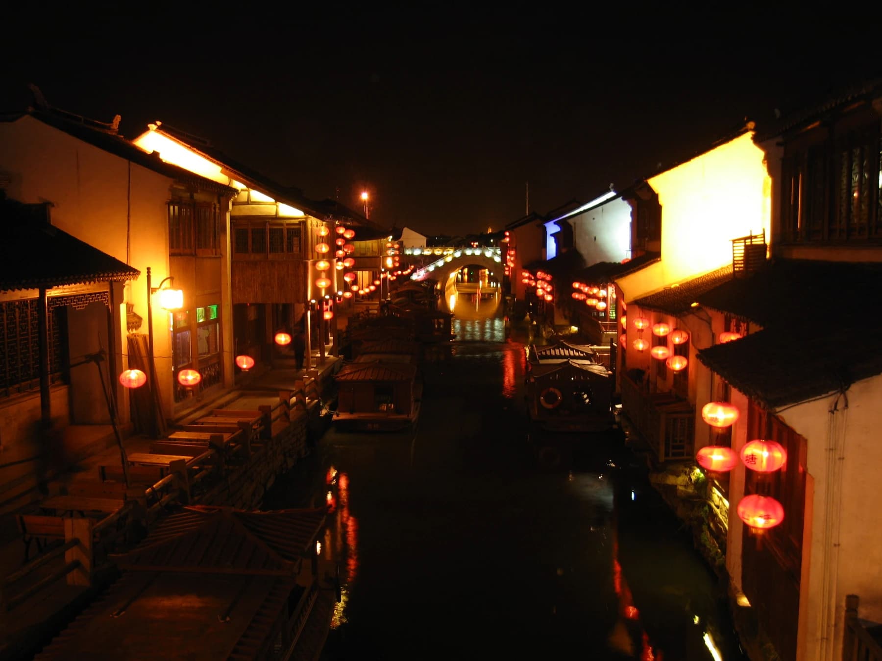 Cálidas luces nocturnas reflejadas a lo largo del Canal Shantang