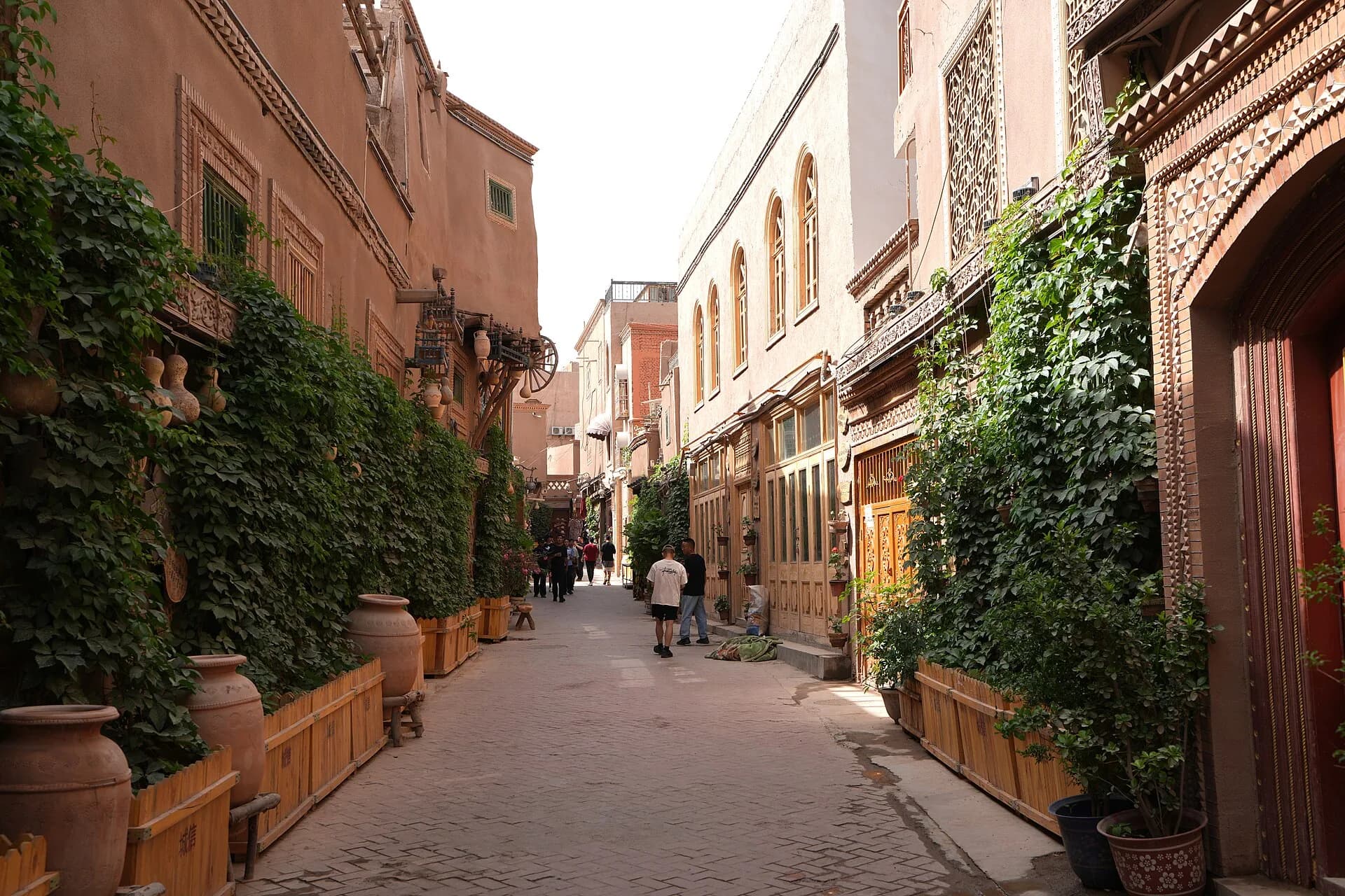 Vista de una calle ajardinada de la Ciudad Antigua de Kashgar