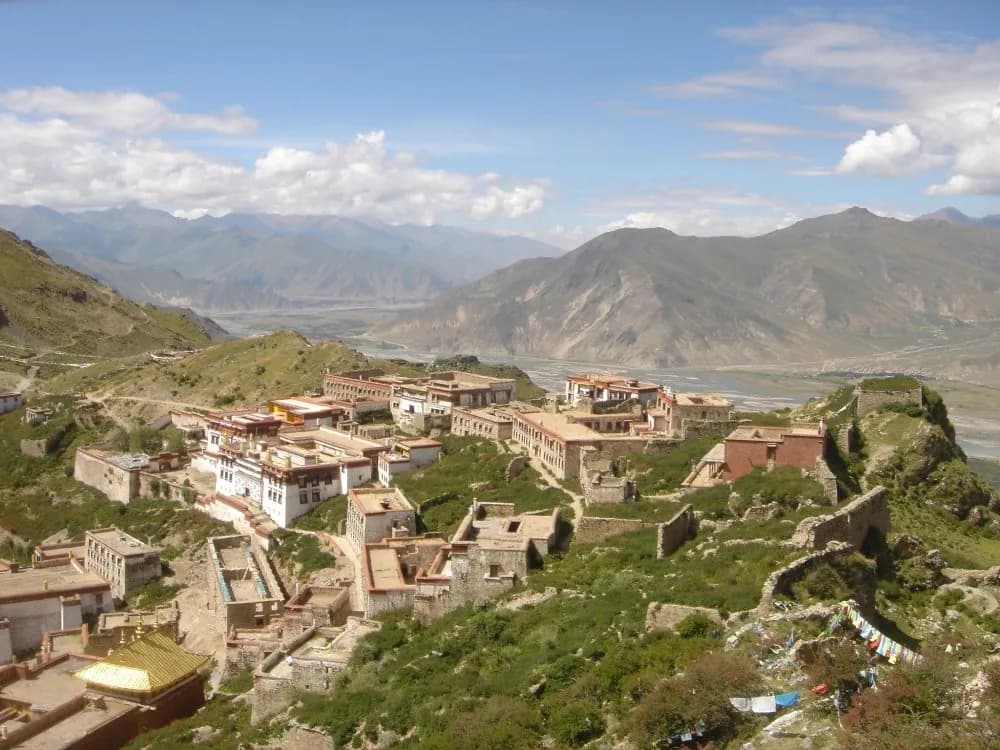Panorámica de edificios de Ganden Monastery sobre un valle de montaña