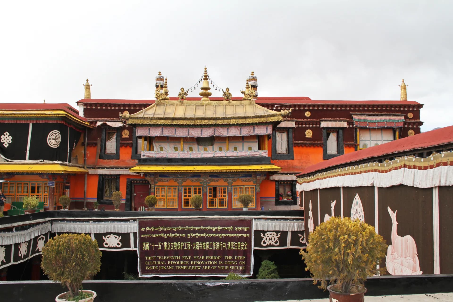 Exterior frontal de Jokhang Temple en Lhasa
