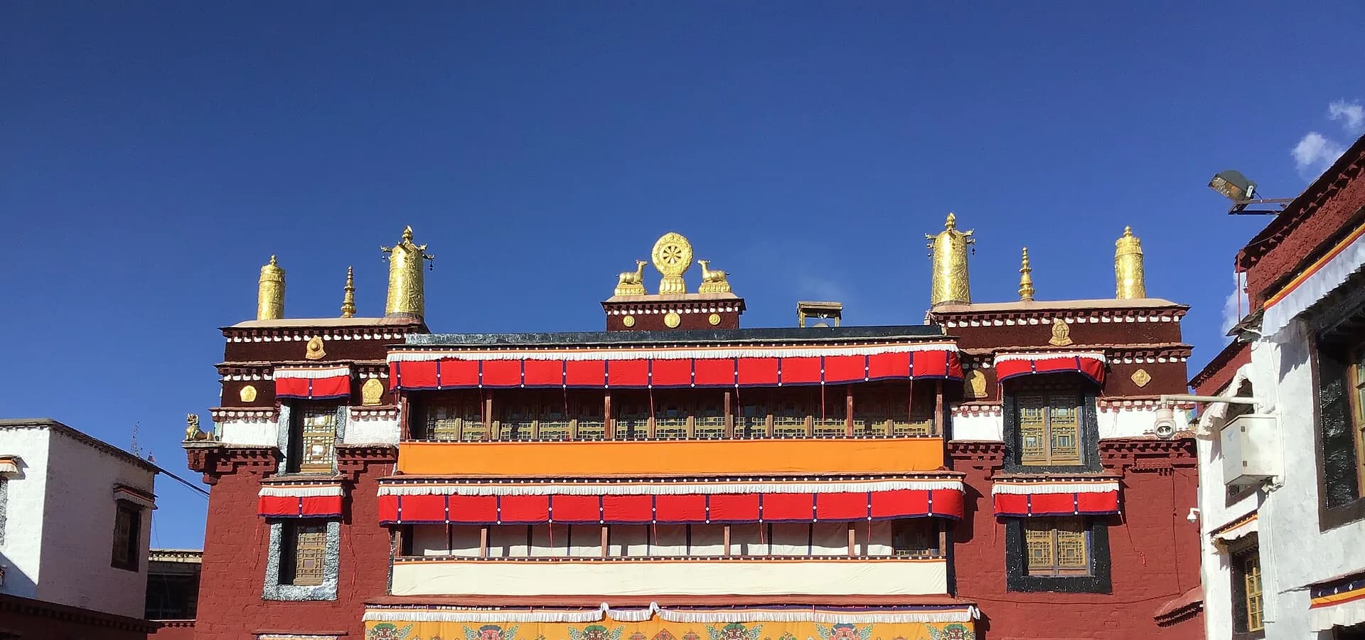 Vista y recortada de la fachada superior de Ramoche Temple en Lhasa
