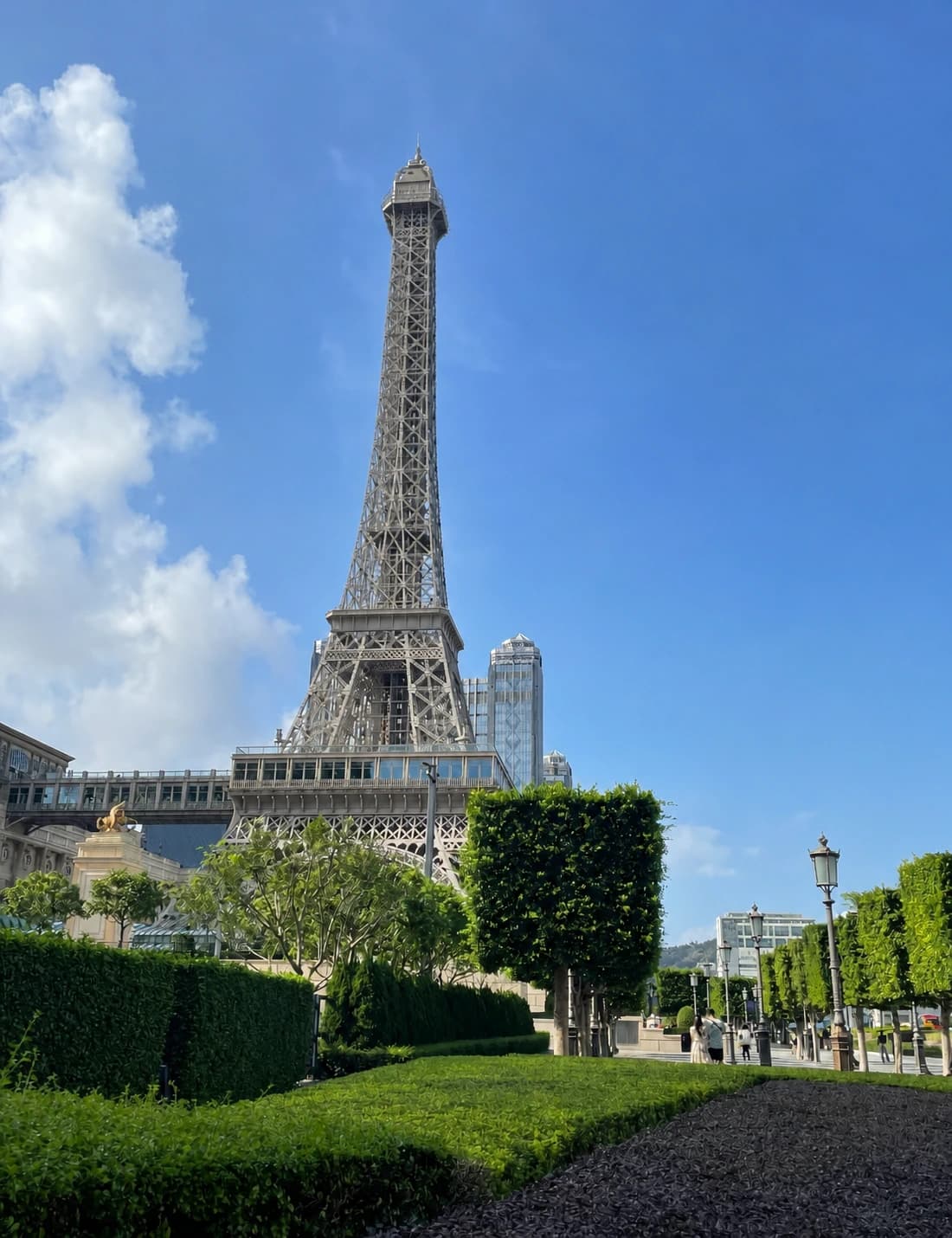 Vista frontal de la Torre Eiffel en The Parisian Macao desde la distancia