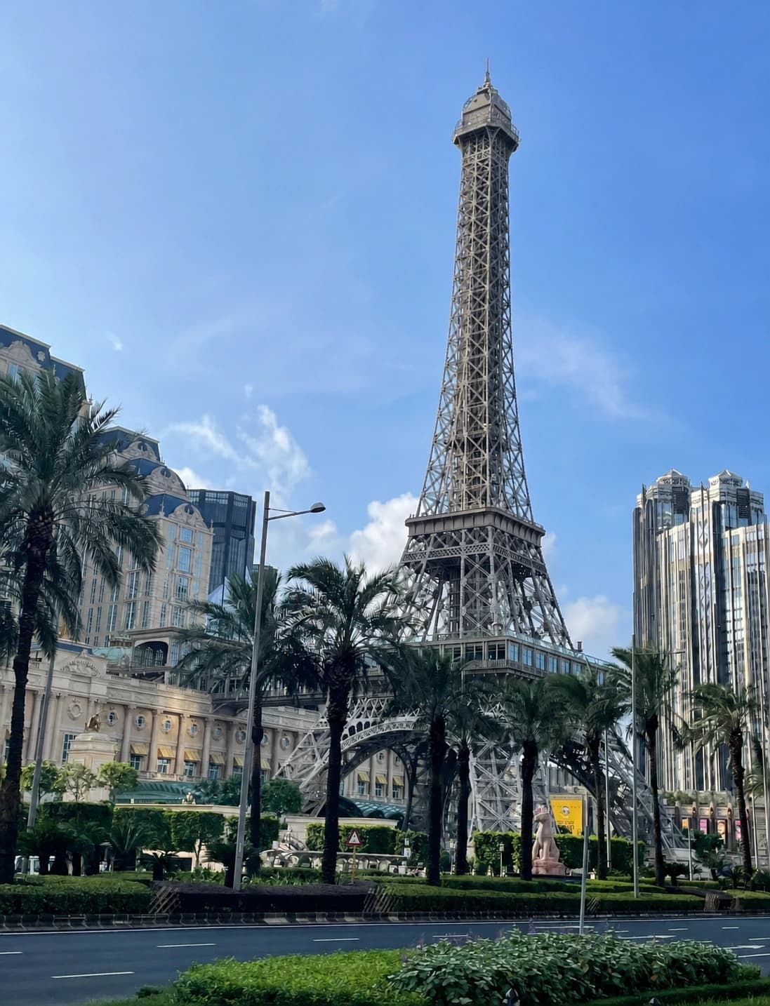 Vista frontal de cerca de la Torre Eiffel en The Parisian Macao