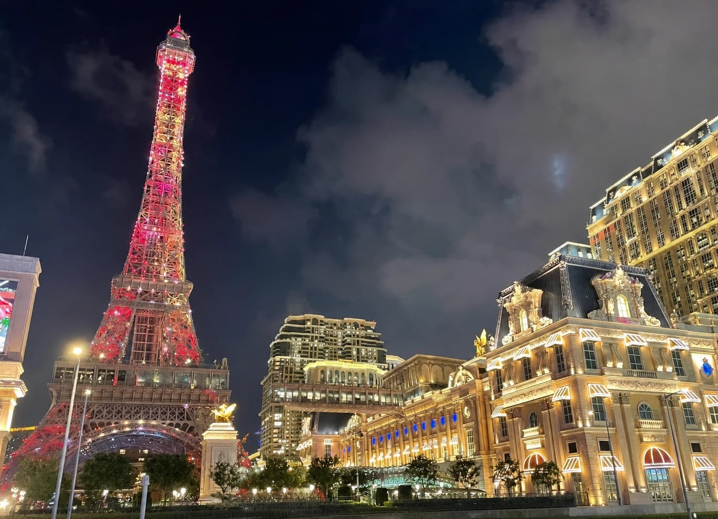 Vista nocturna de la Torre Eiffel en The Parisian Macao