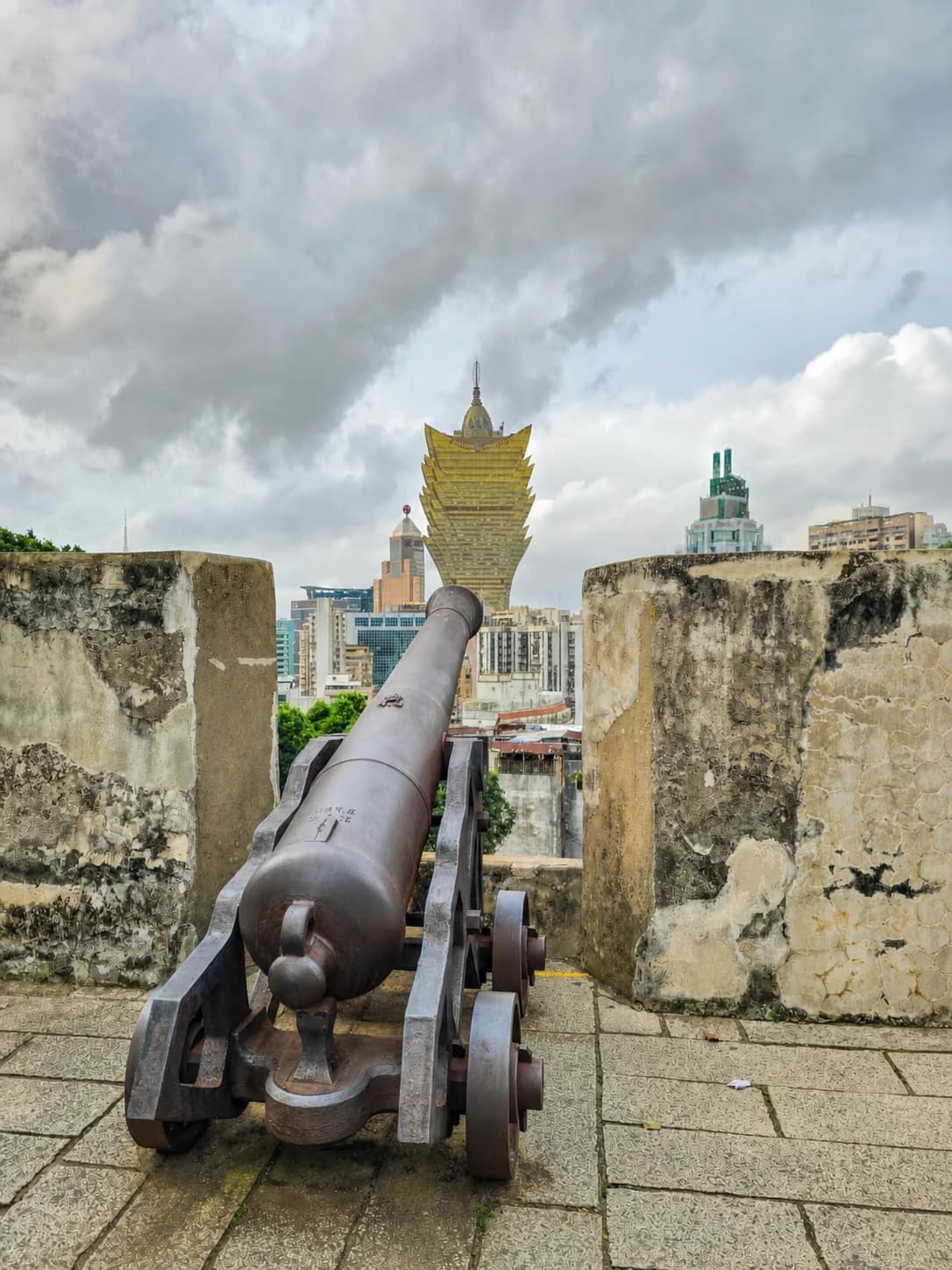 Vista general de la Fortaleza del Monte que muestra su impresionante arquitectura militar