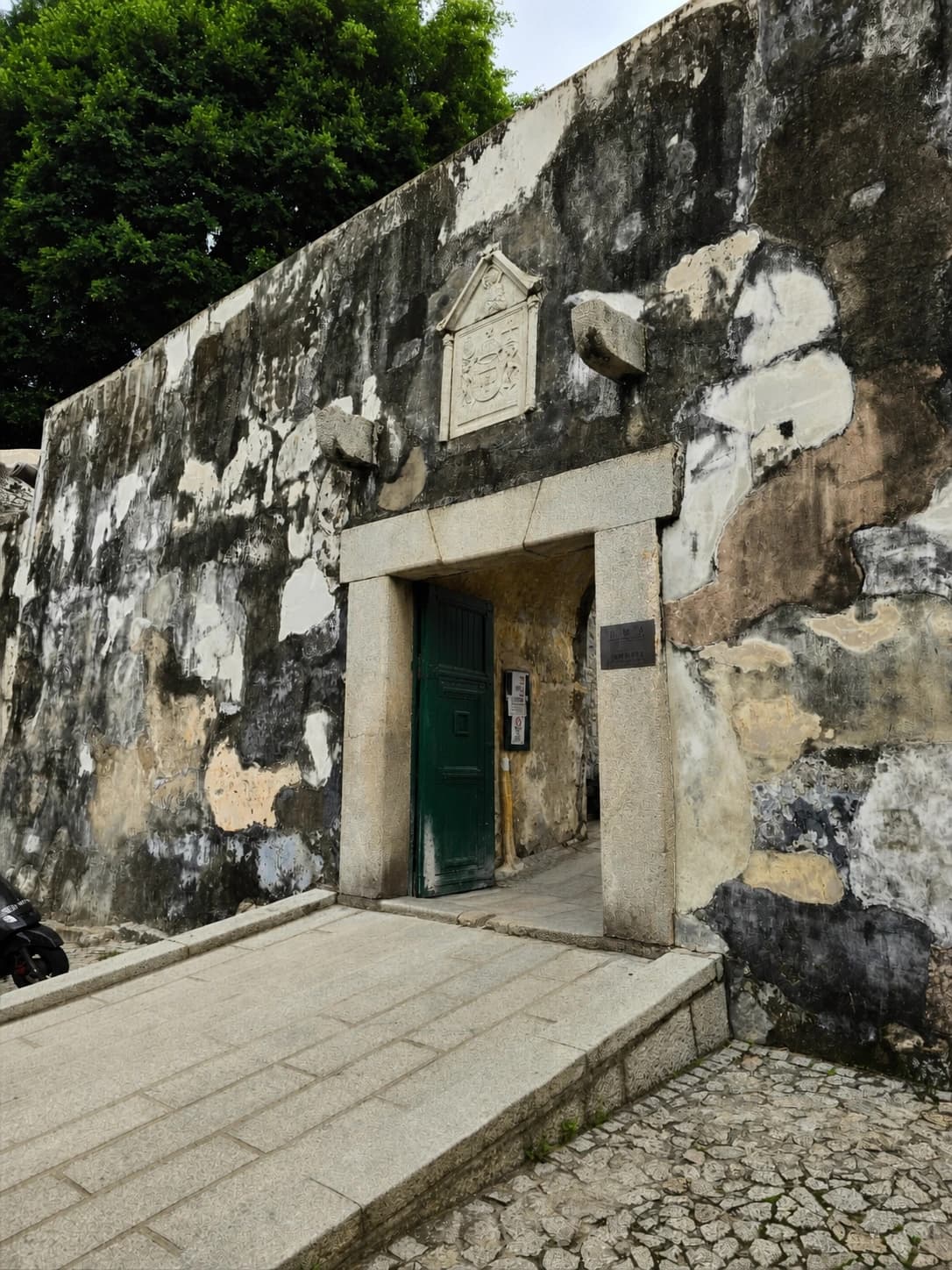 Los muros de la fortaleza que muestran su arquitectura defensiva