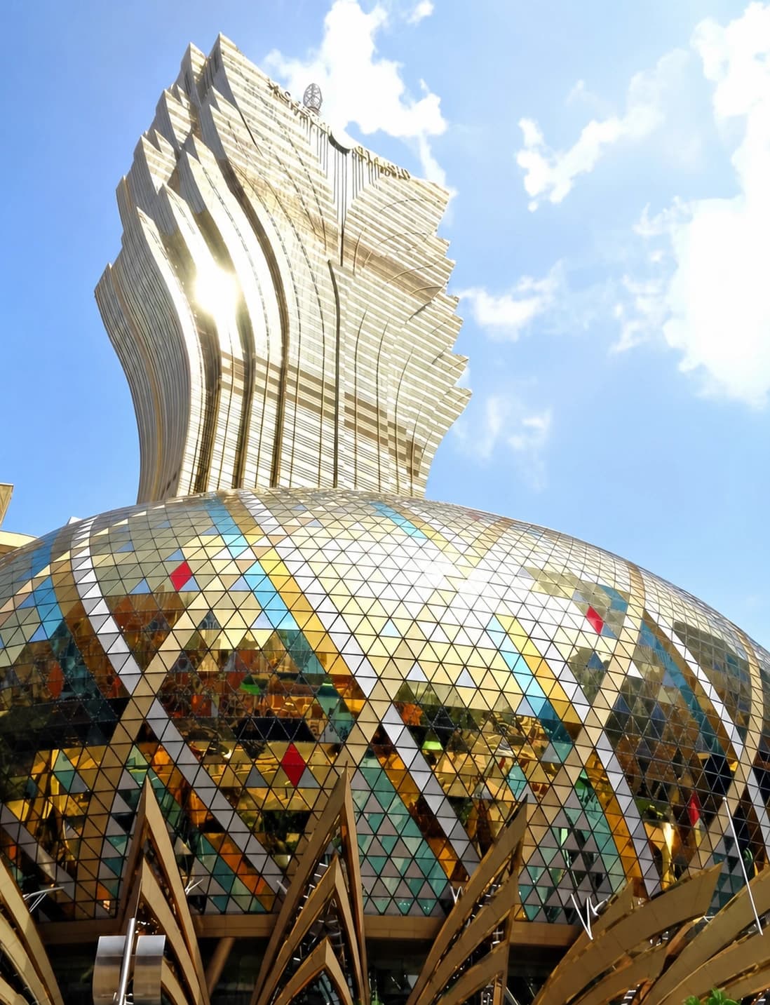 Hotel Grand Lisboa con su estructura esférica en la base