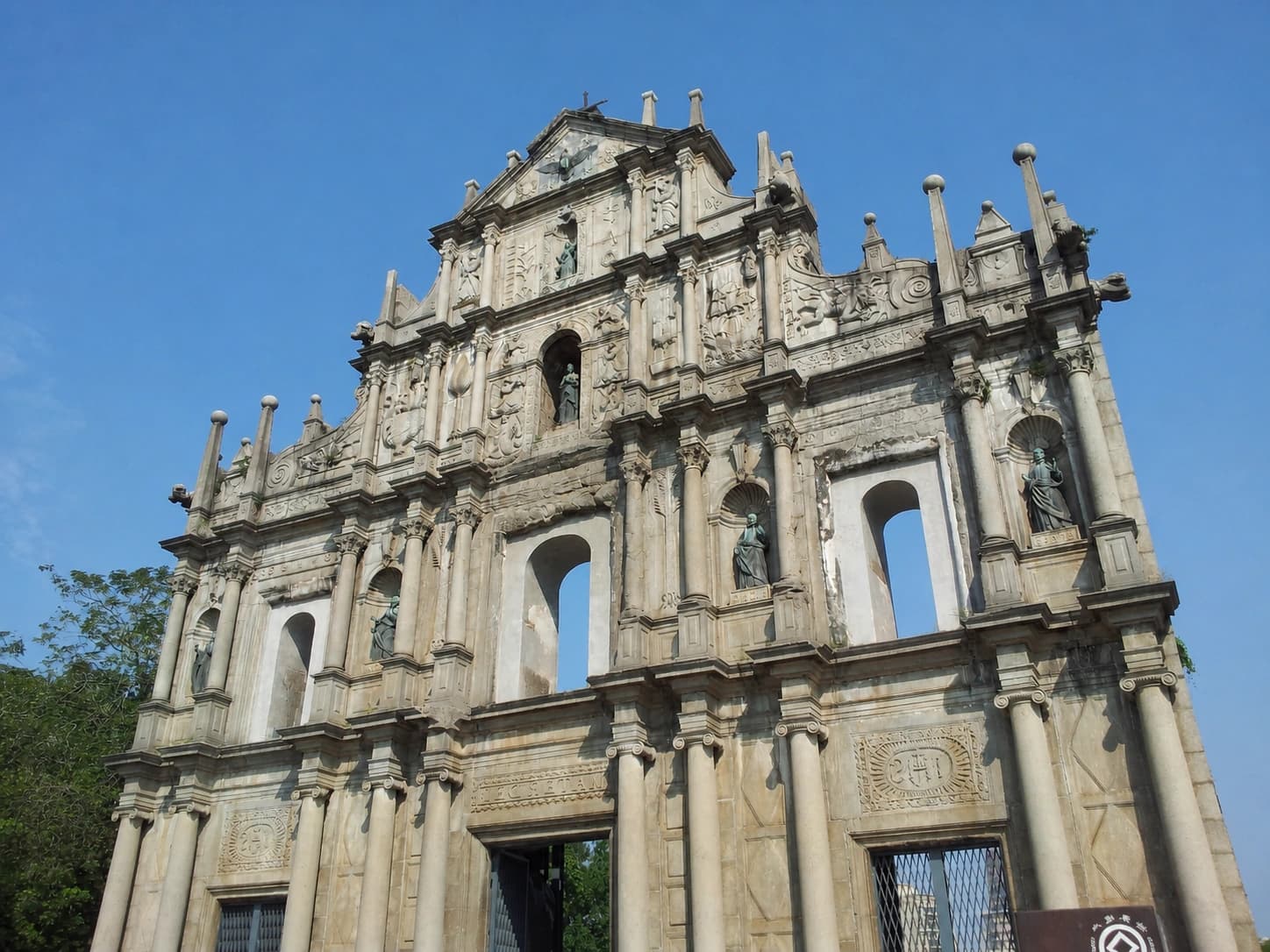 Macau Travel Guide: Peninsula, Taipa, Cotai, Food and Routes