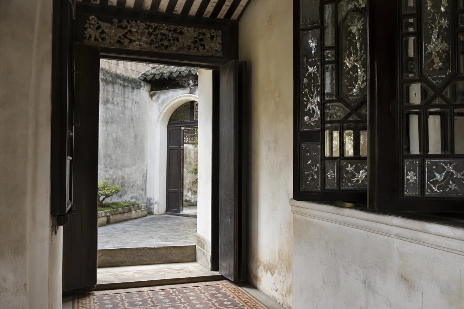 Interpretación de la madera, los arcos de yeso y los paneles de ventana de nácar en un conjunto residencial de Macao