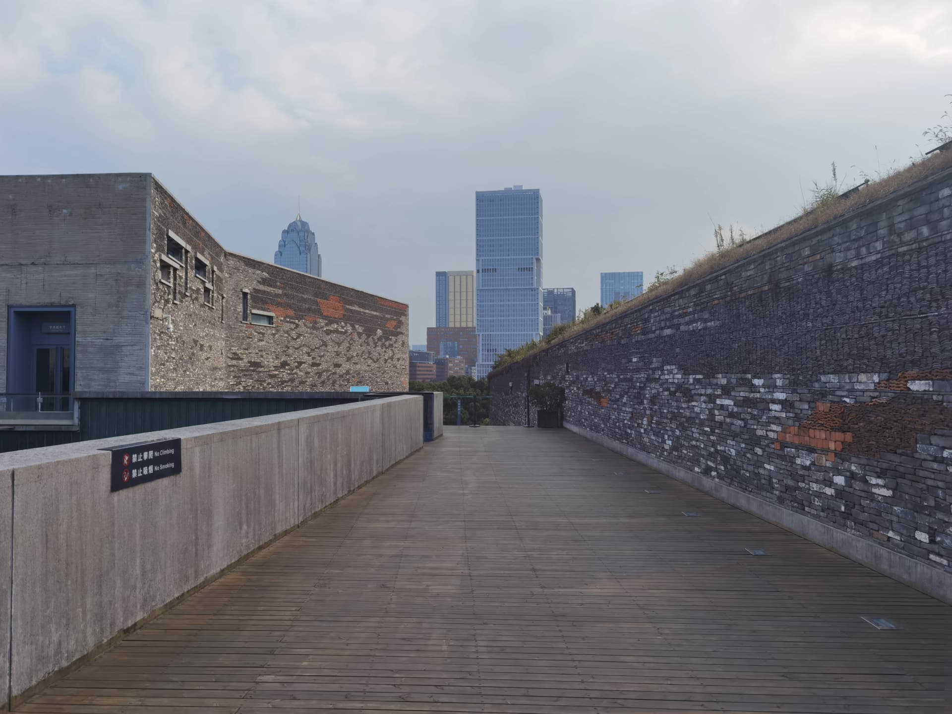 Arquitectura de corredor de ladrillo en la cubierta de Ningbo Museum