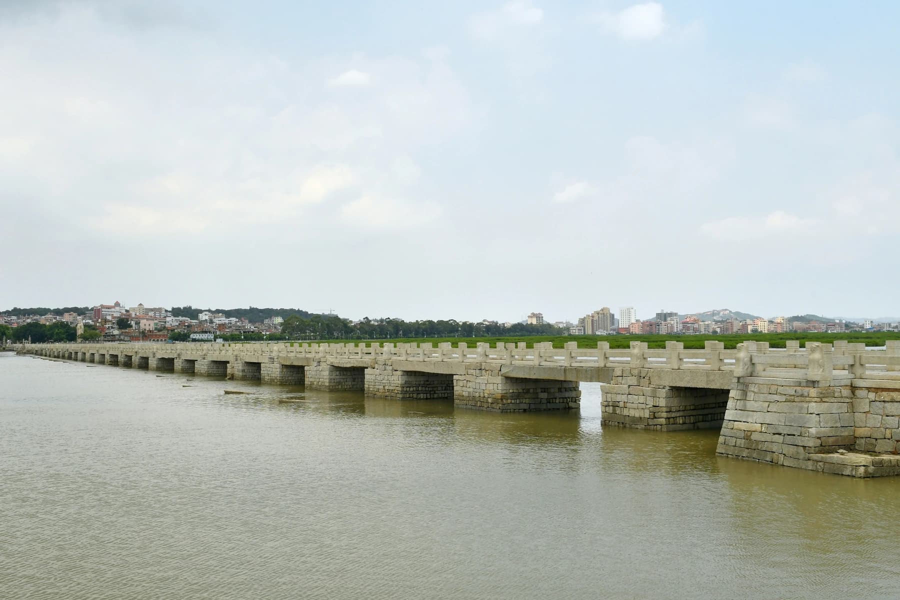 Tablero y pilares de piedra del puente Luoyang sobre el estuario de mareas