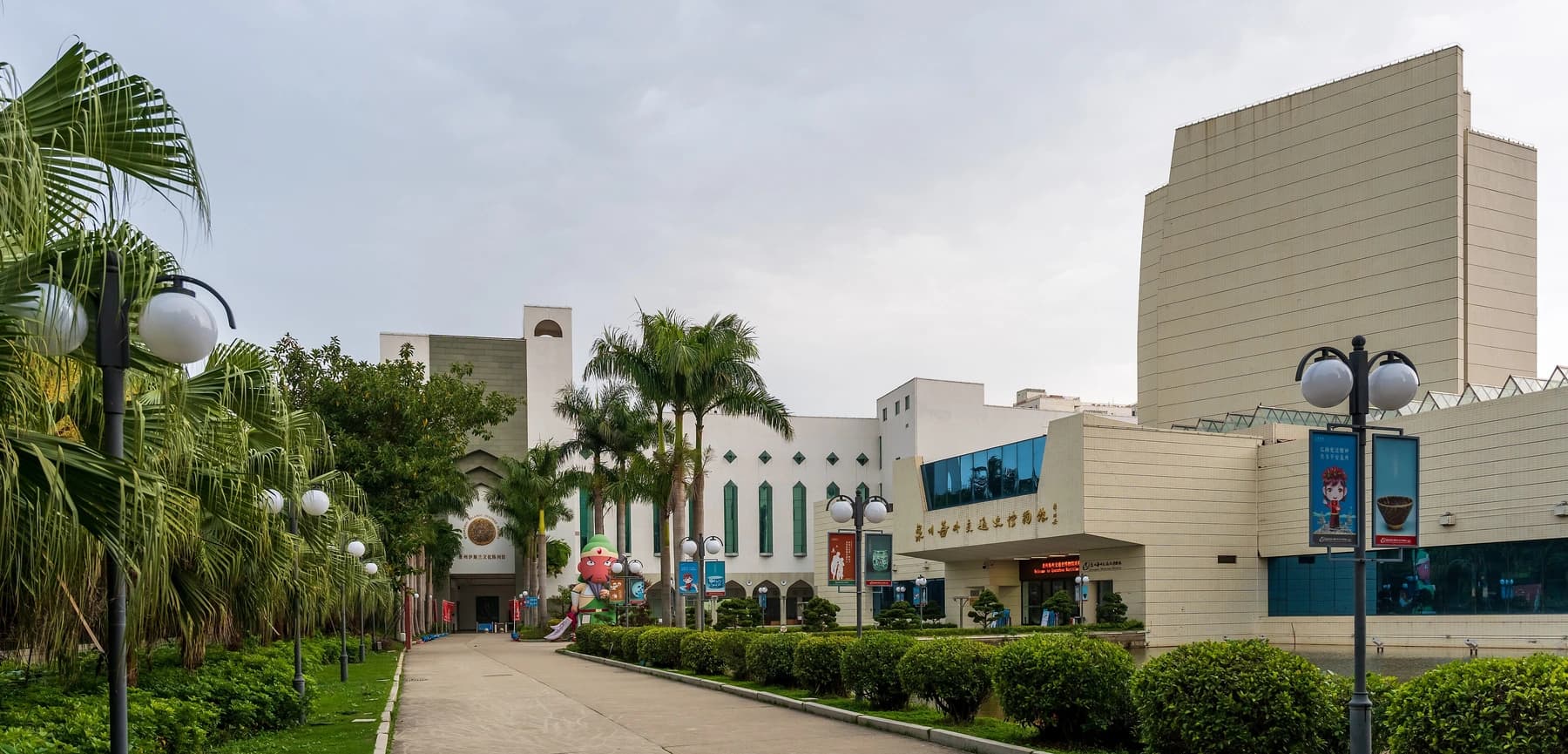 Exposición marítima junto a la entrada del Museo Marítimo de Quanzhou