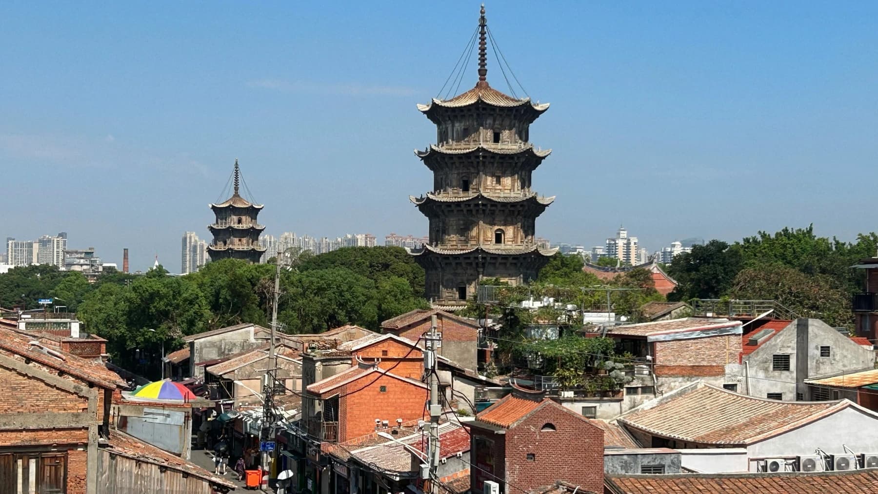 Tejados de West Street con las pagodas del templo Kaiyuan al fondo