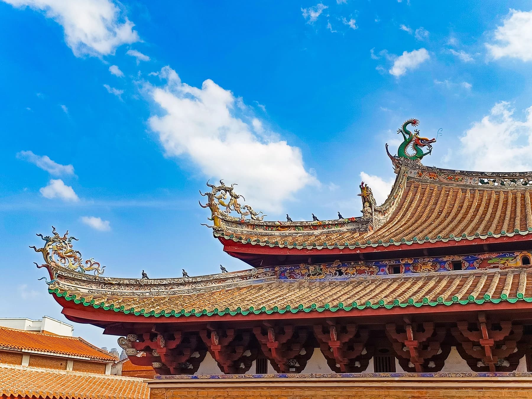 Tejado detallado y cantería del templo Tianhou de Quanzhou