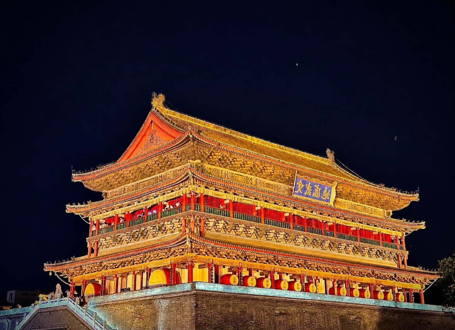 Vista lateral de la Torre del Tambor de Xi'an iluminada por la noche