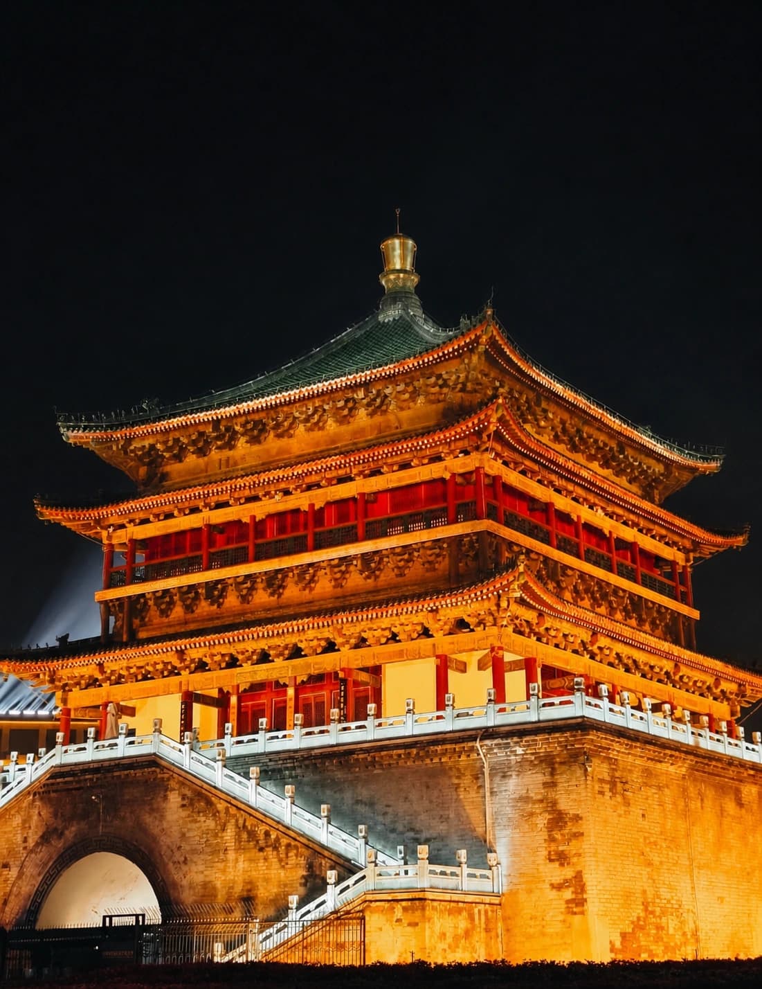 Vista nocturna de la Torre del Tambor de Xi'an con iluminación