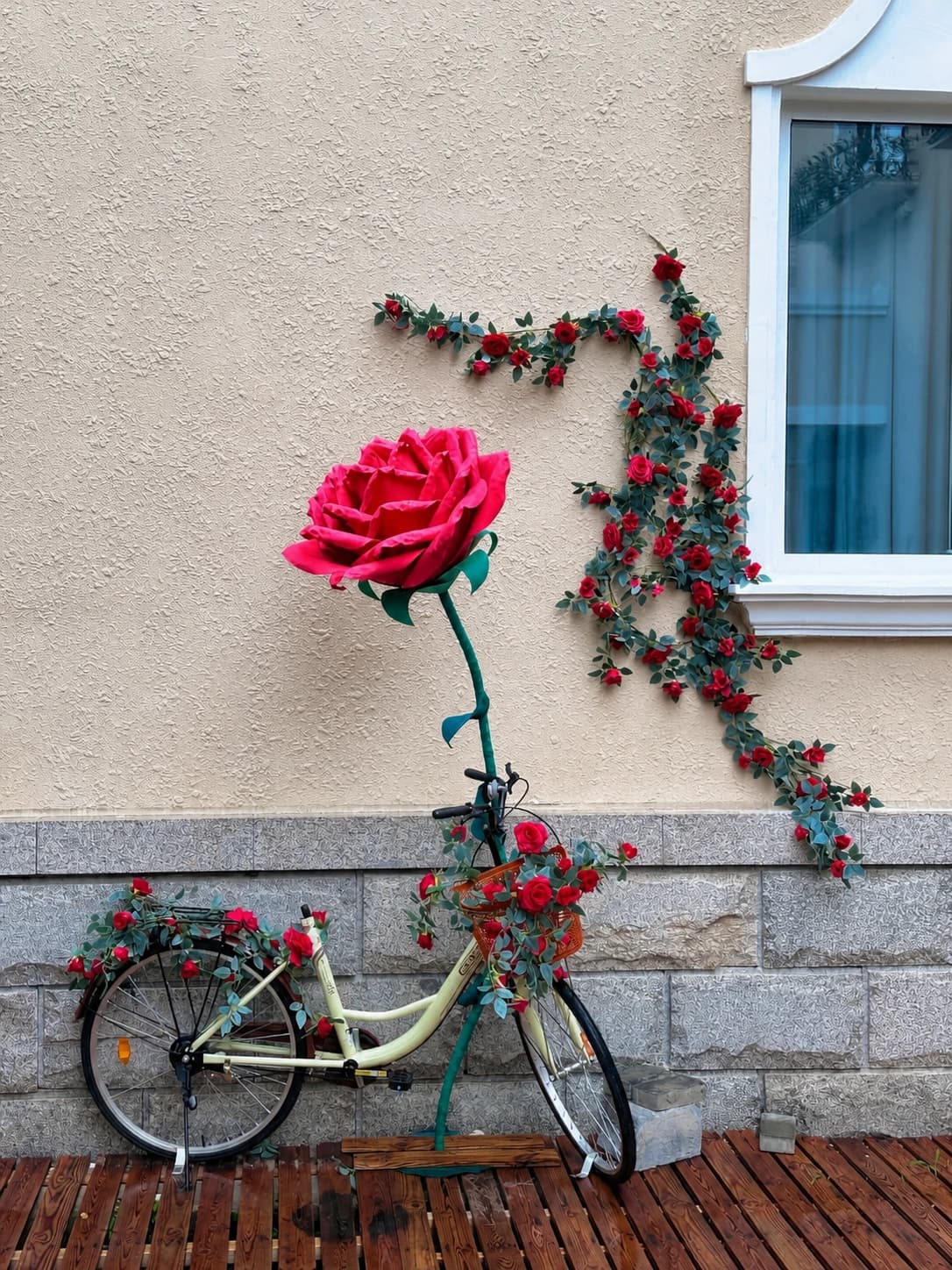 Bicicleta y rosas en las calles de Eight Great Passes