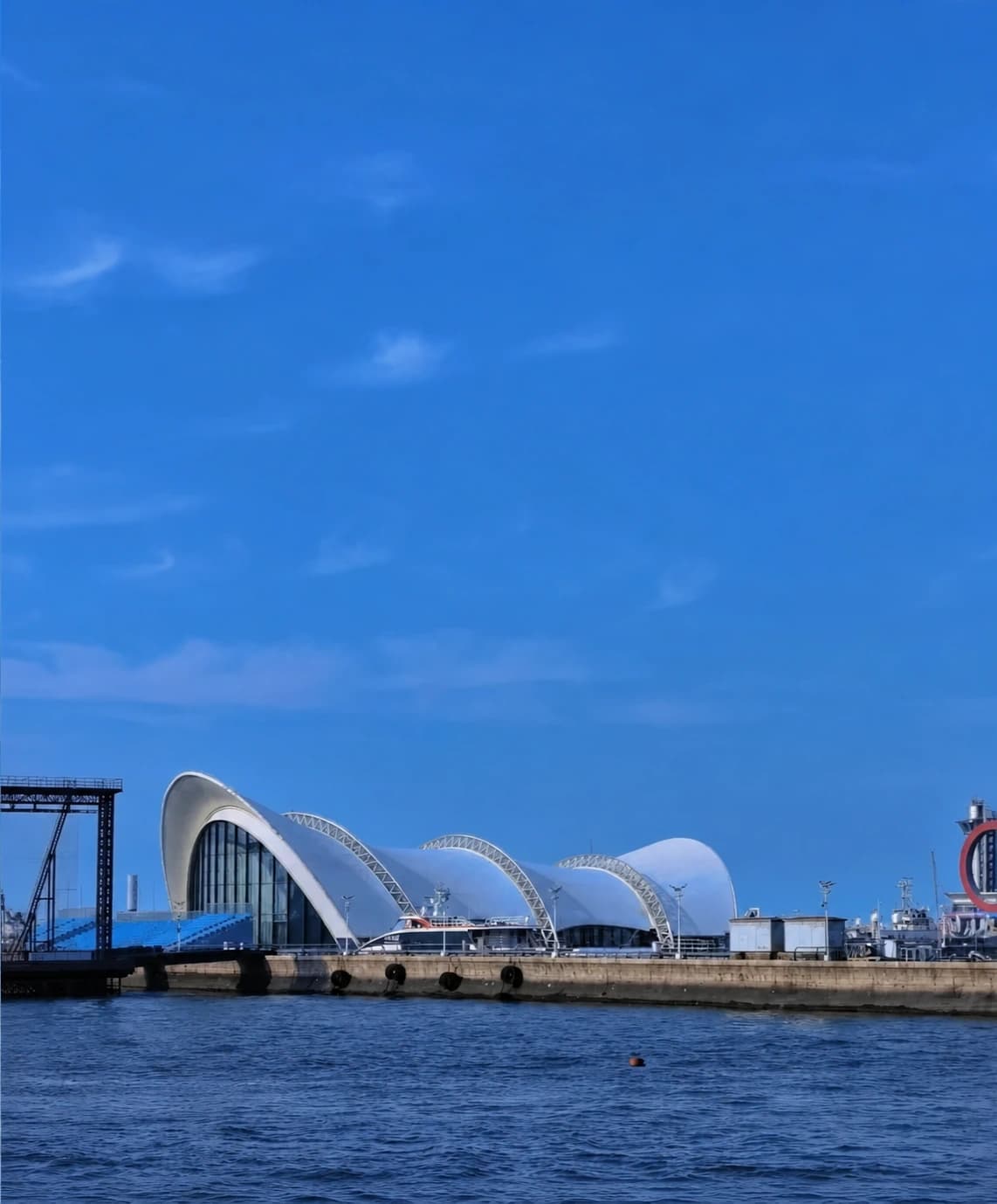 Edificios de la ciudad y vista al océano desde Lovers Dam