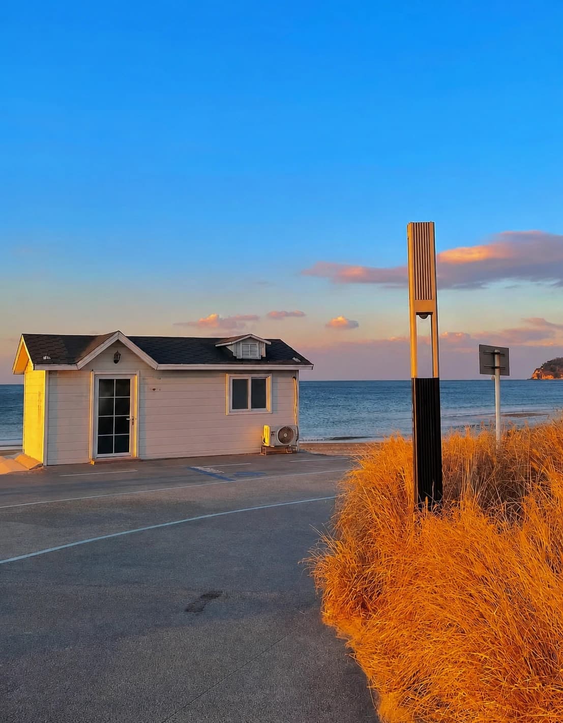 Atardecer y casas en la playa de Shilaoren