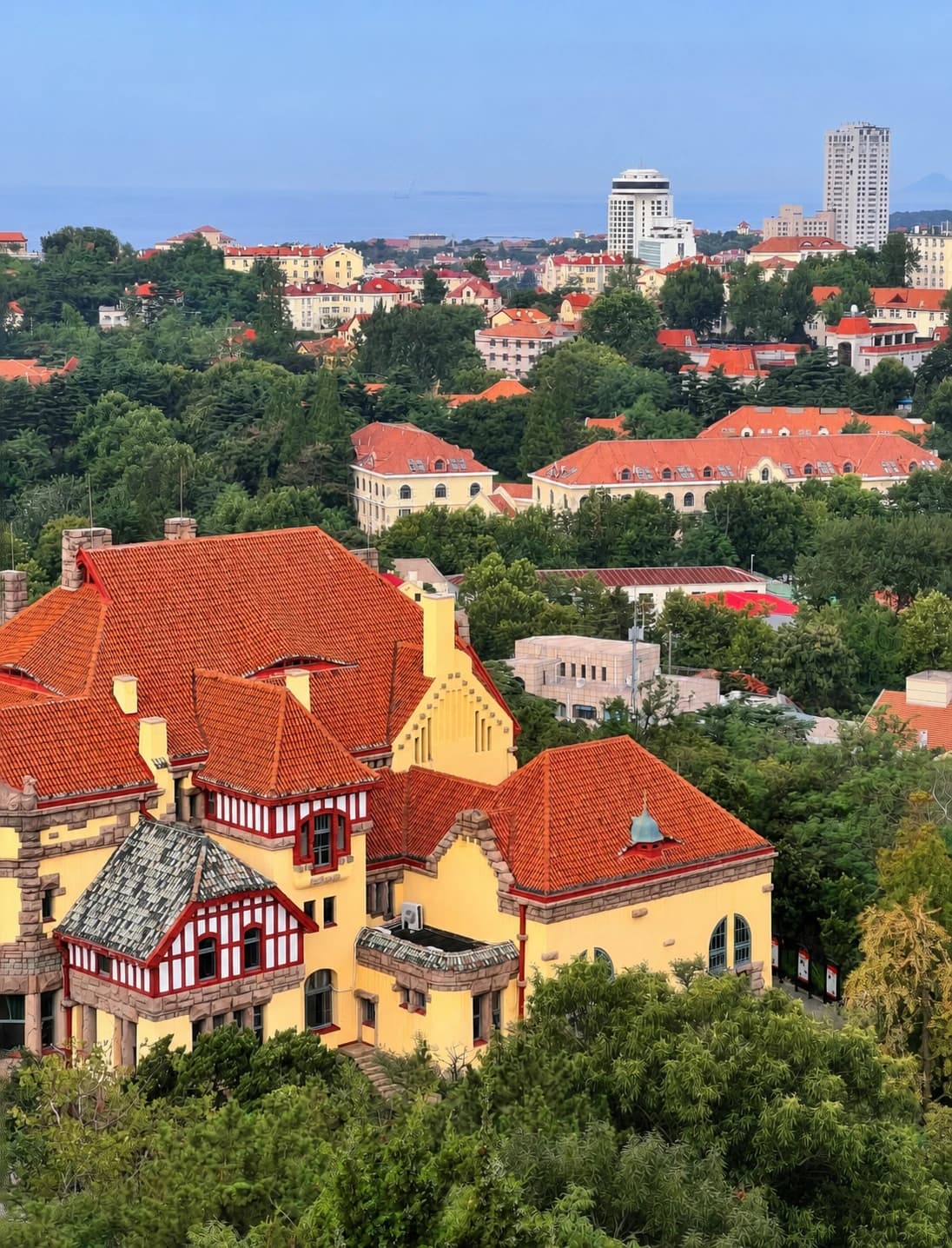 Vista aérea de la costa y los edificios de Qingdao desde Signal Hill