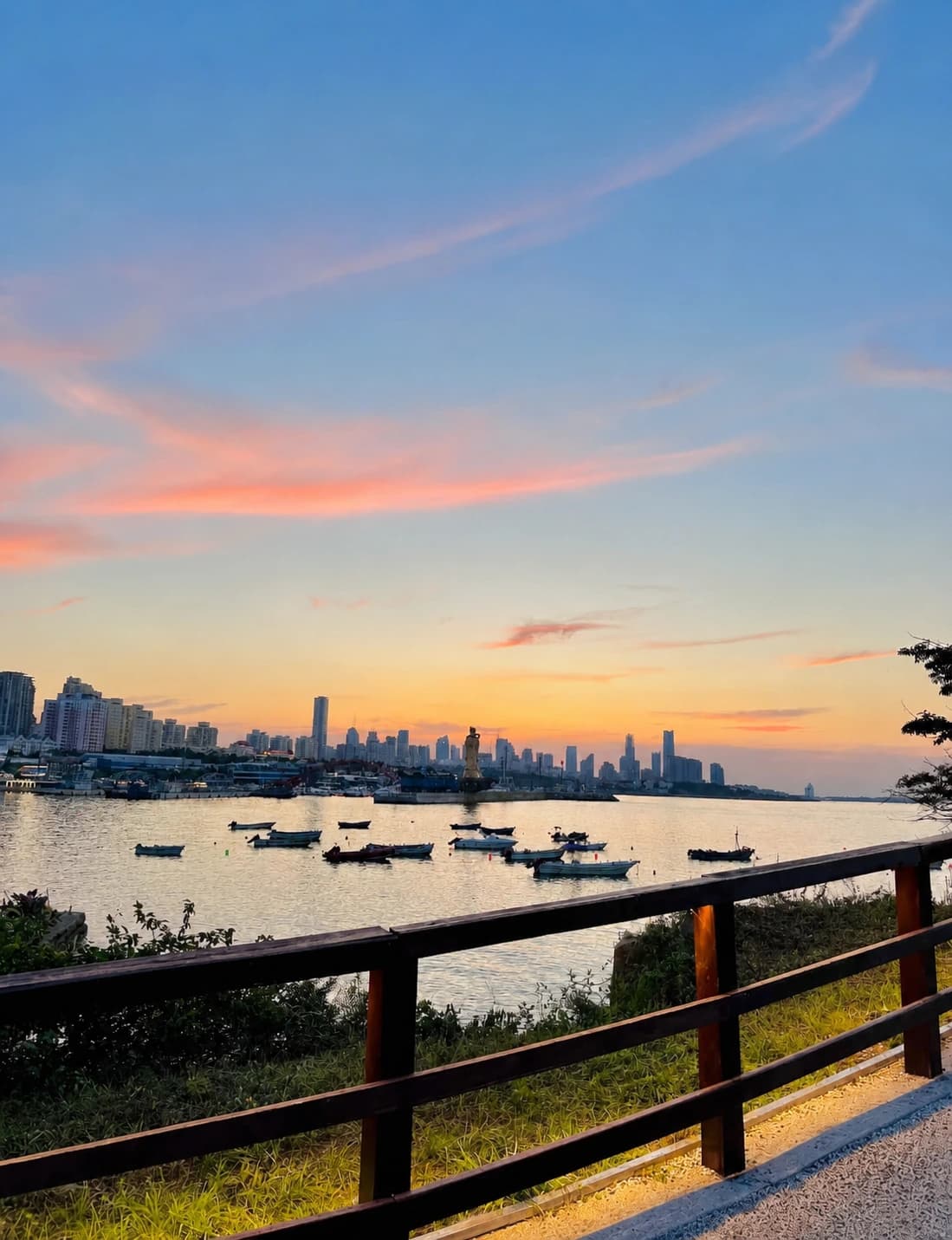 Vista al mar con barcos en Wheat Island Park