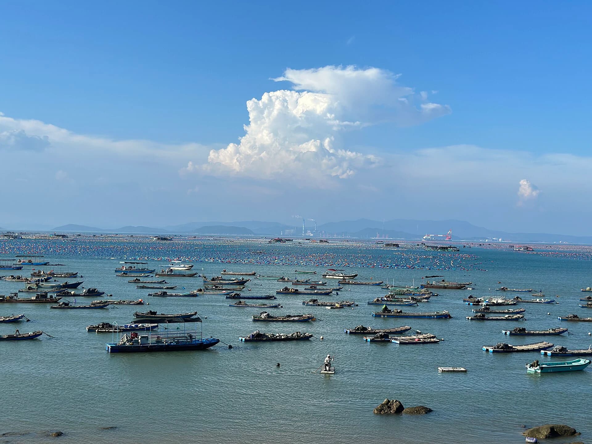 Estructuras geométricas de acuicultura en las aguas junto a la isla de Nan'ao