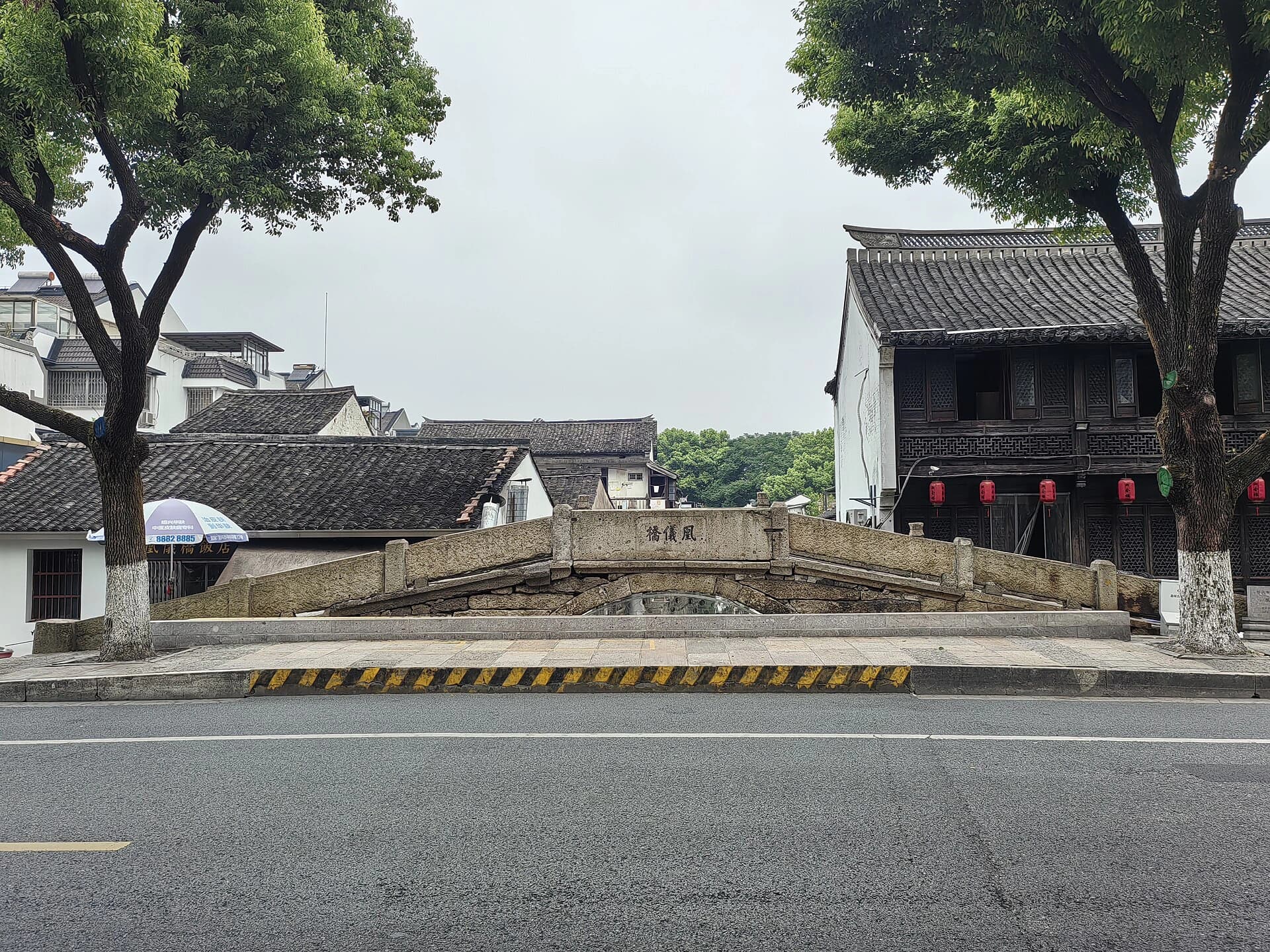 Puente Huangyi y edificios junto al canal en Cangqiao Street