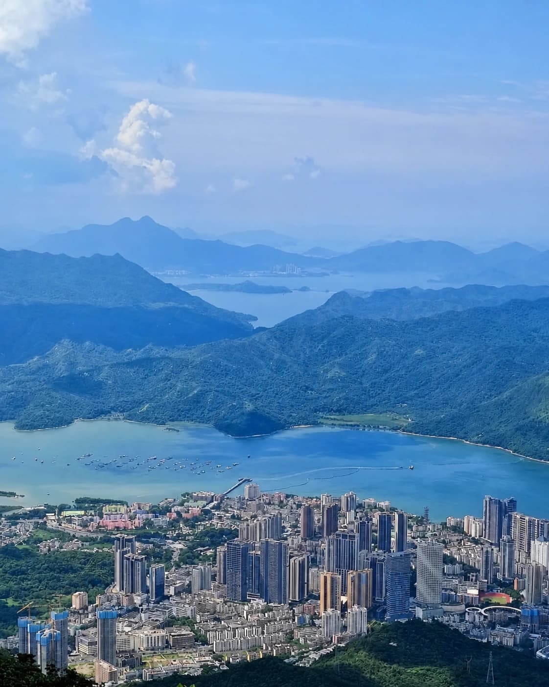 Vista panorámica de la ciudad y el mar desde Wutong Mountain