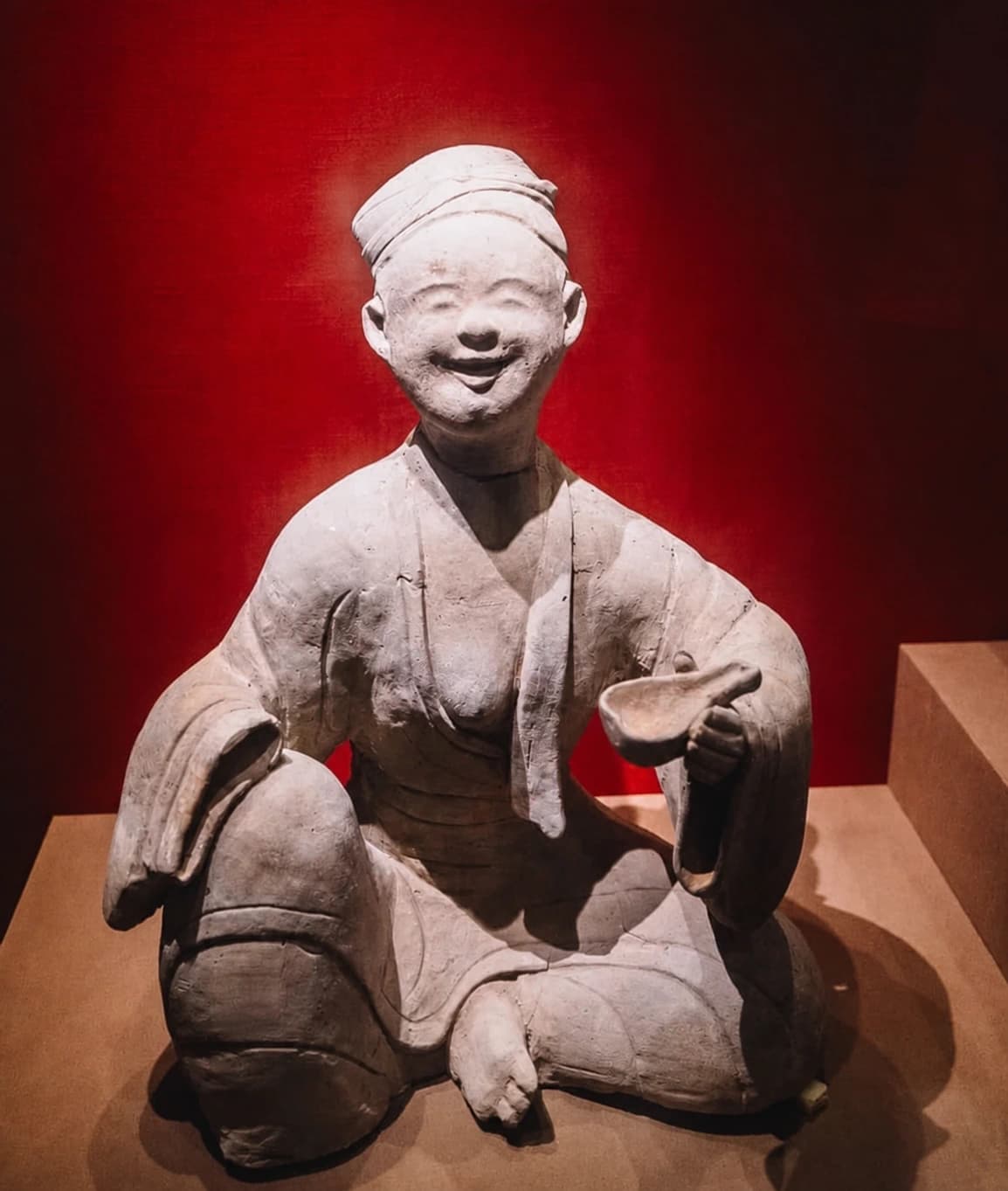 Figurilla de arcilla sonriente exhibida en el Museo de Chengdu