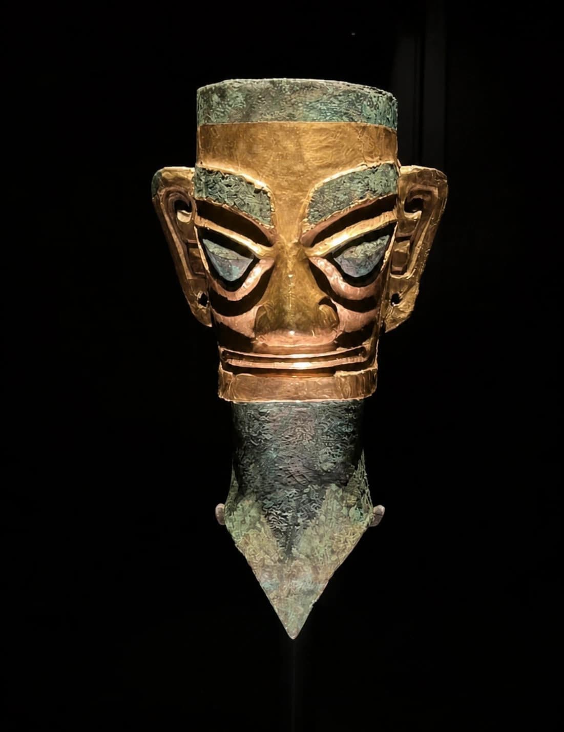 Máscara cubierta de oro exhibida en el Museo de Sanxingdui