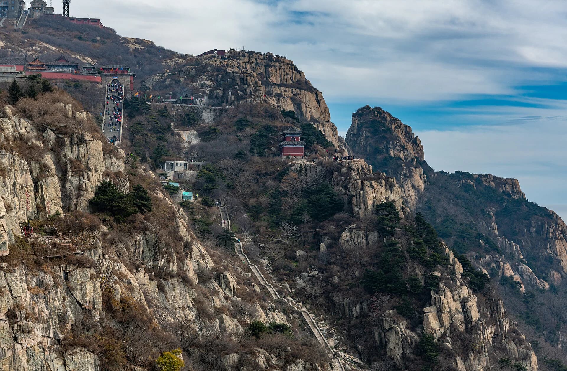 Escaleras de piedra que ascienden por el paisaje construido del monte Tai