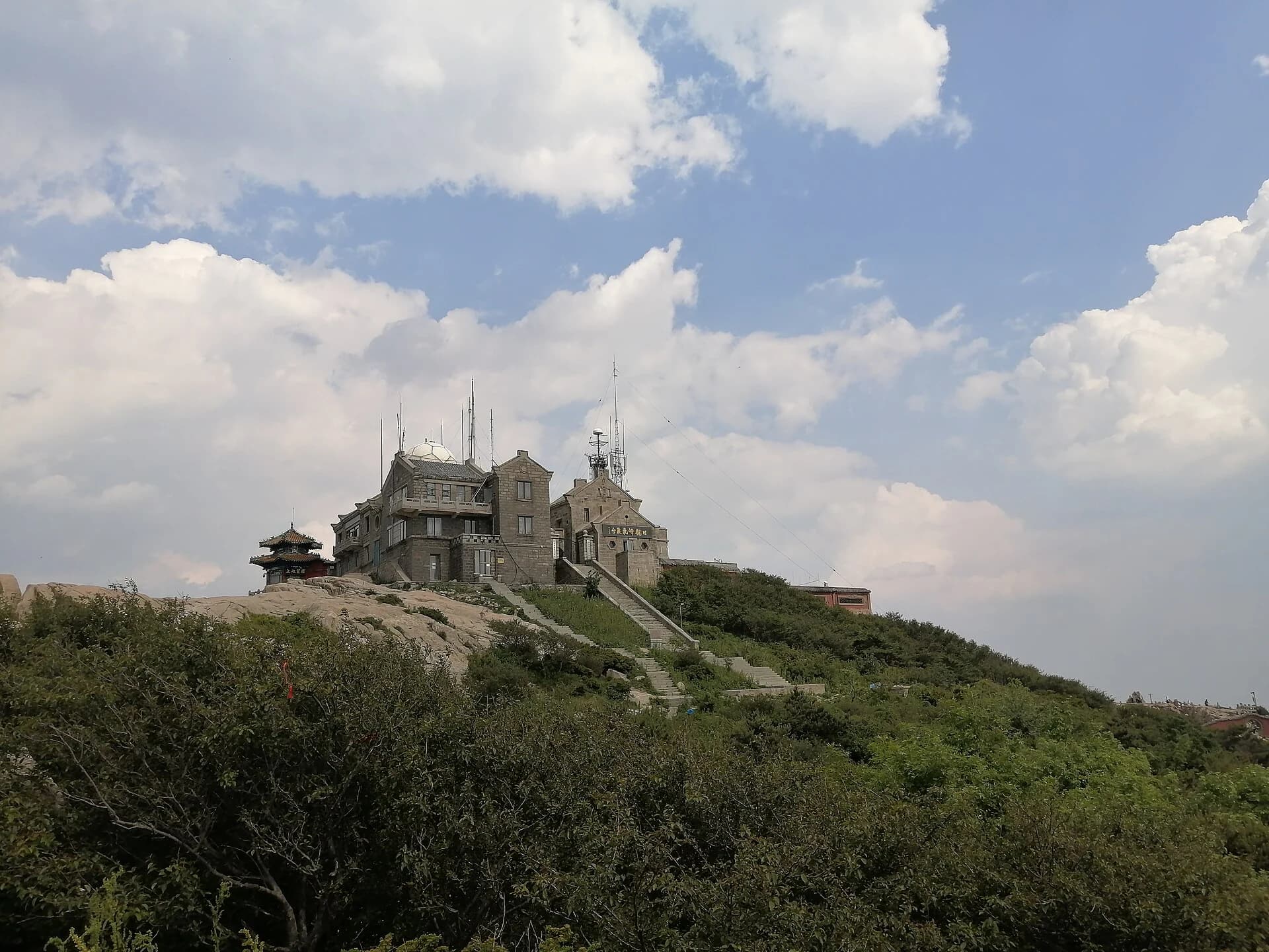 Zona rocosa del pico Riguan en el monte Tai bajo el cielo diurno