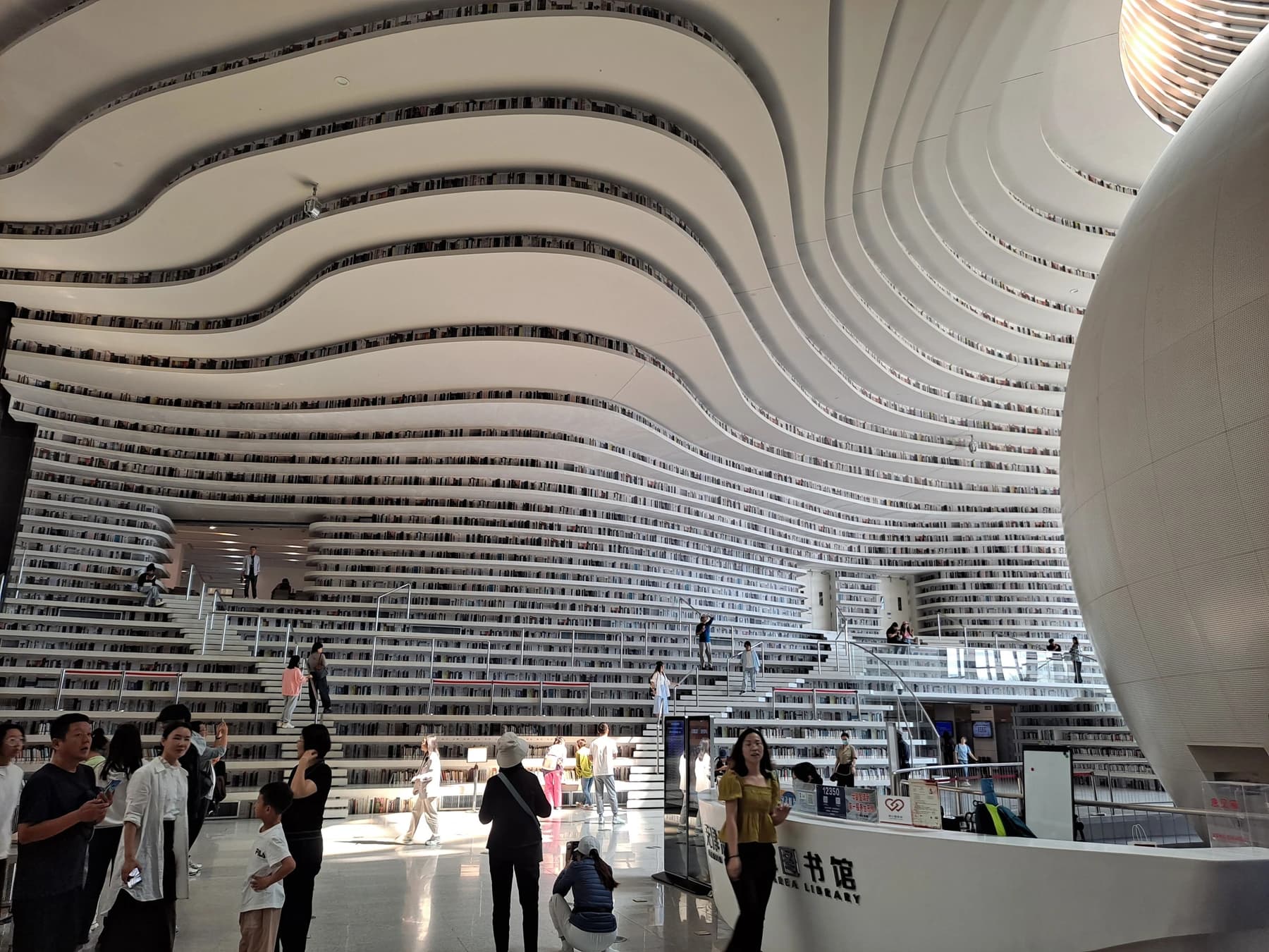 Auditorio circular y apertura en forma de ojo en el atrio de la Biblioteca Binhai