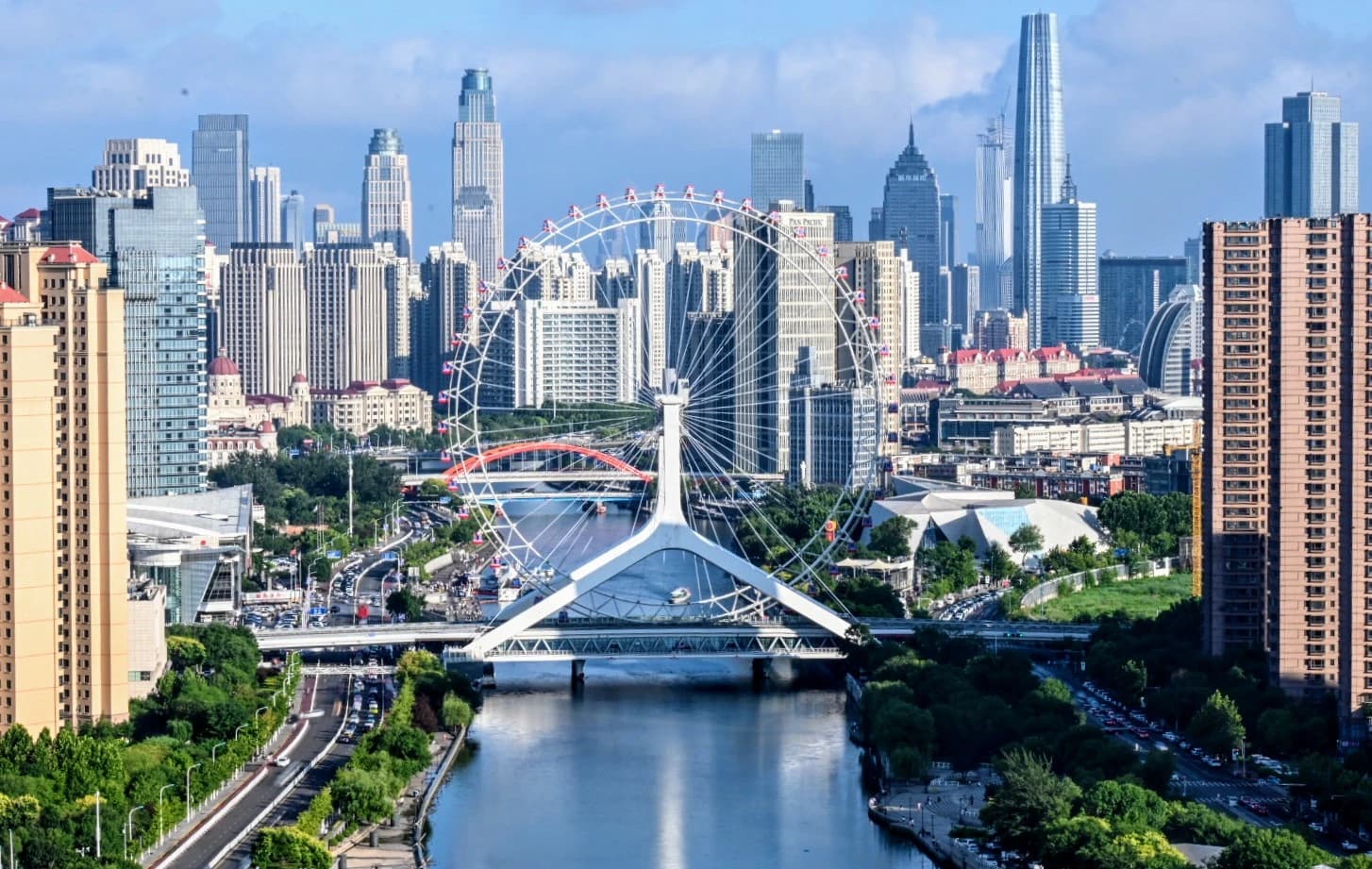 Noria Tianjin Eye sobre el paisaje urbano del río Haihe