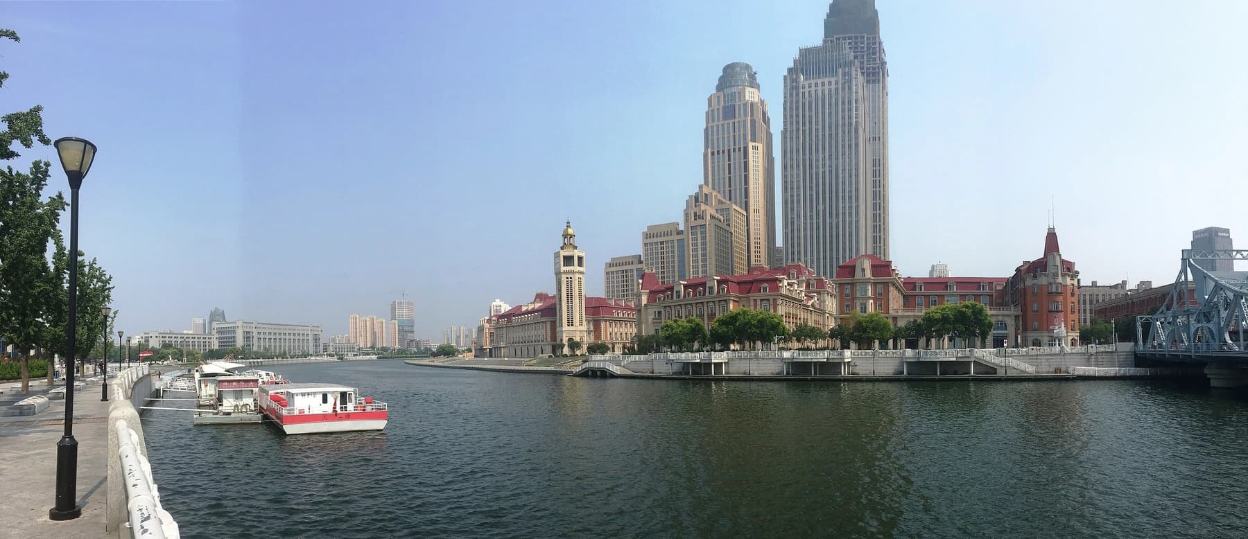 Edificios frente al río Haihe cerca de Jinwan Plaza en el centro de Tianjin