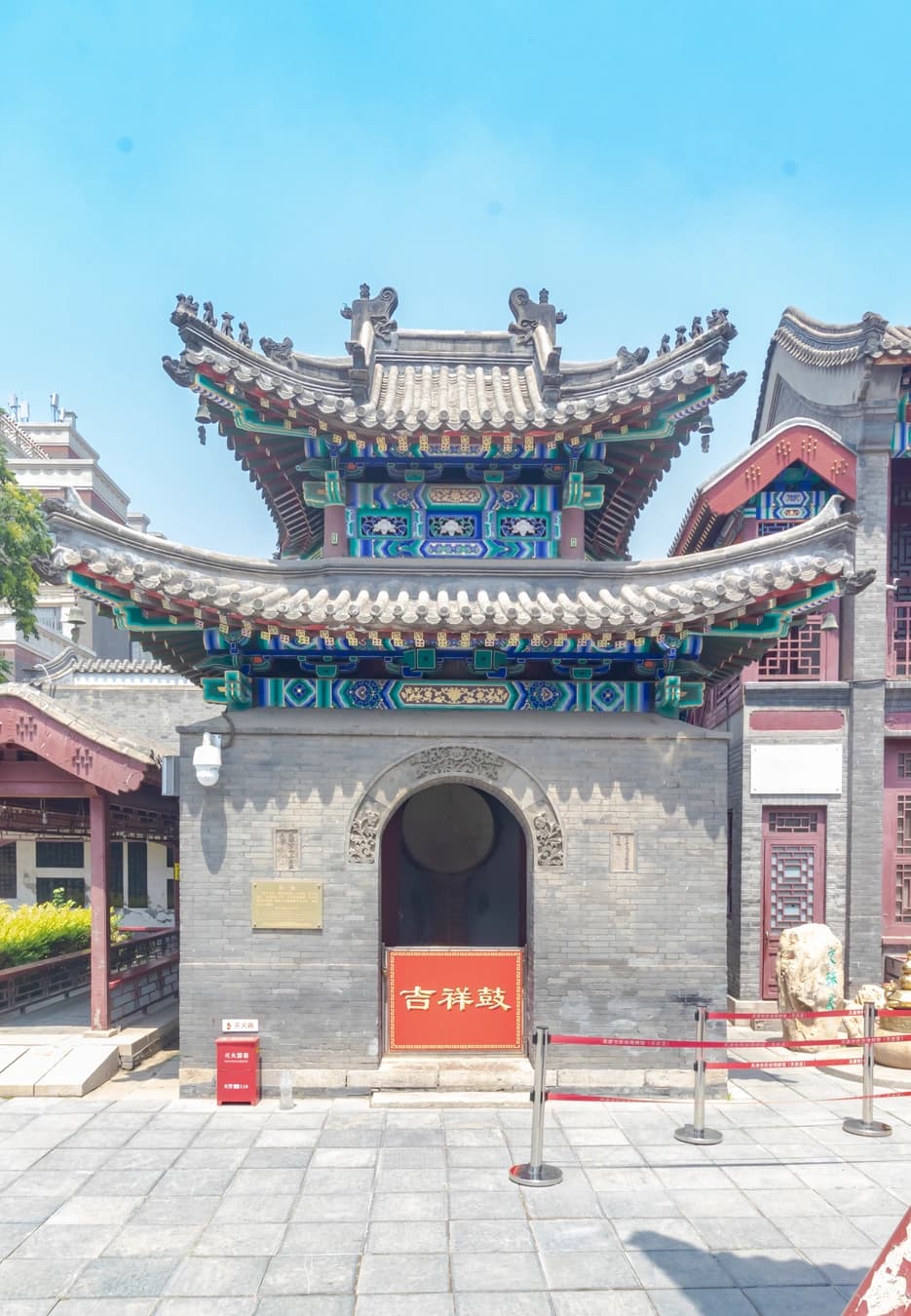 Estructura histórica de la torre del tambor en el Palacio Tianhou en Tianjin