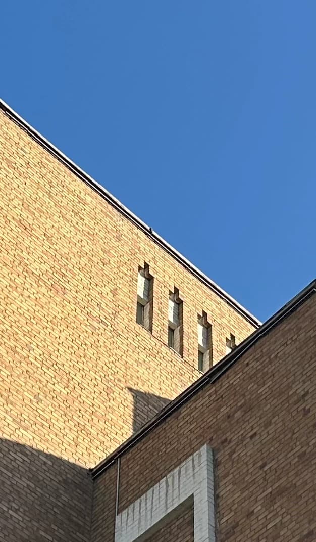 Detalle de fachada de ladrillo y torre dentro del complejo del Gran Bazar