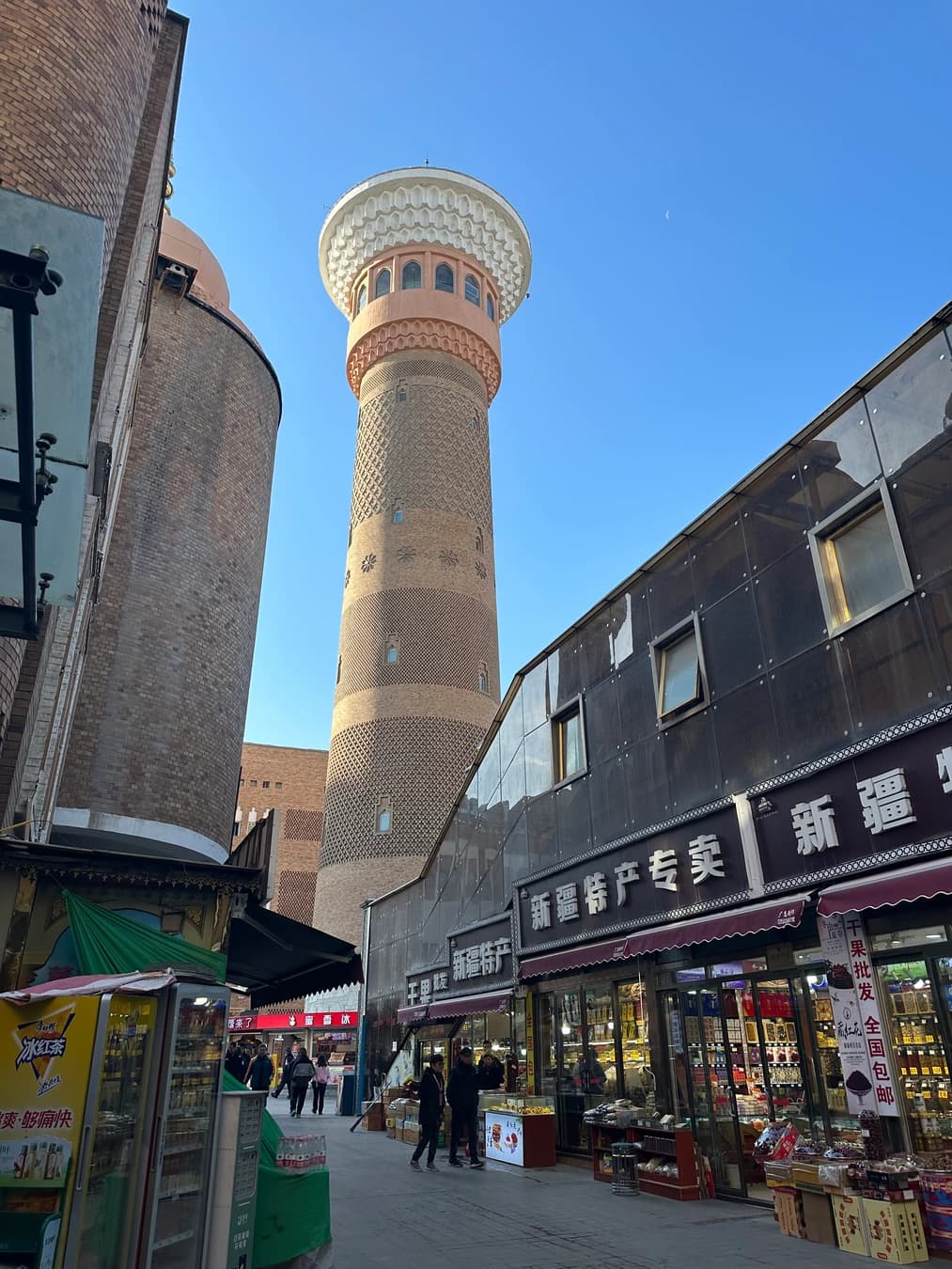 Torre de observación de la Ruta de la Seda en el Gran Bazar Internacional de Urumqi