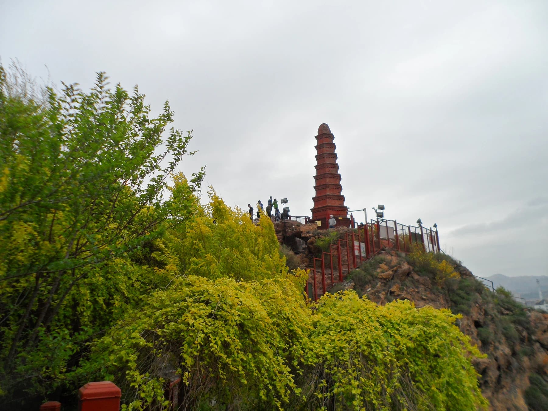 Red Hill Park Urumqi: vista de la ciudad, pagoda y sincronización