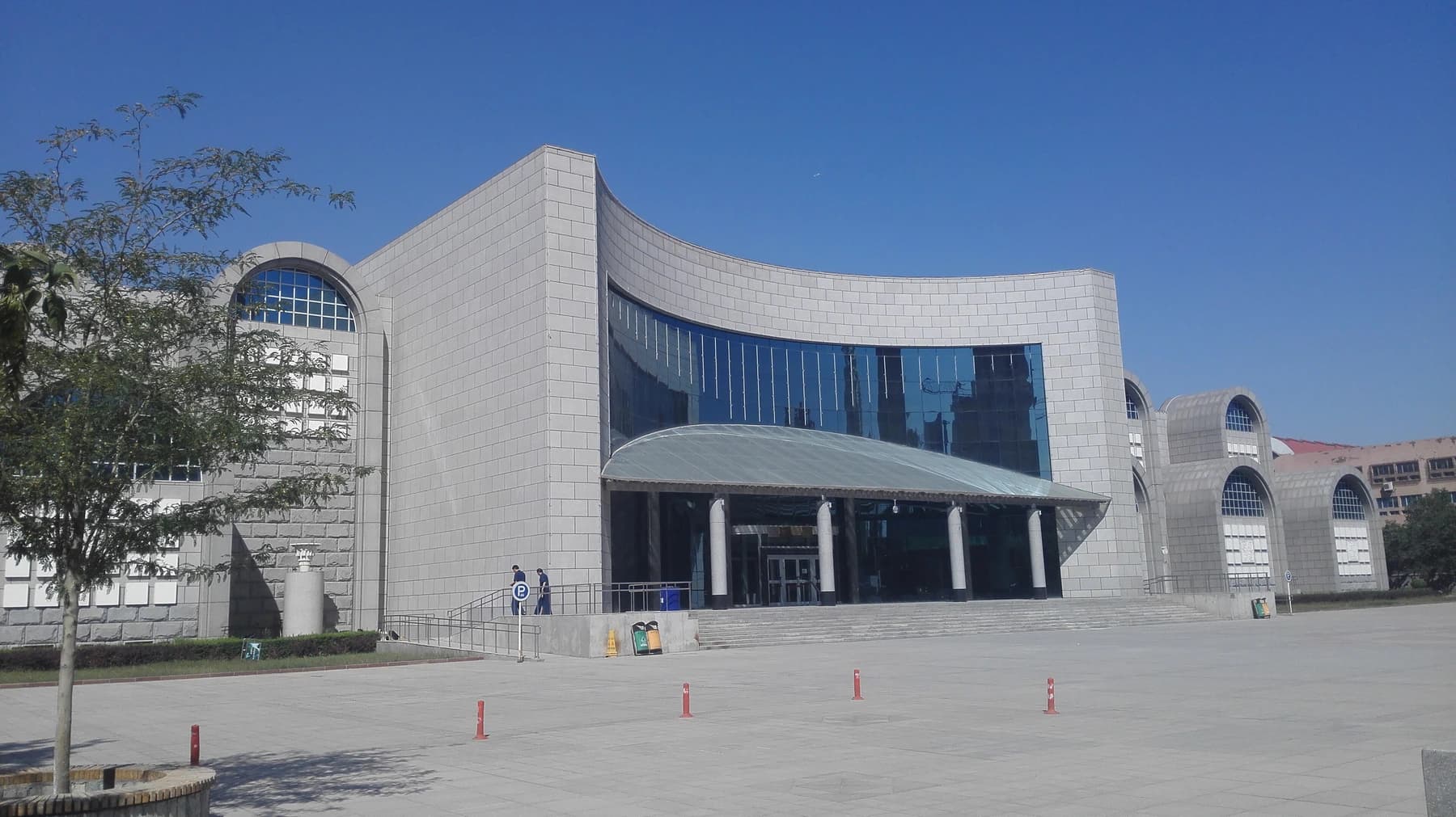 Fachada moderna curva y entrada del Museo Regional de Xinjiang