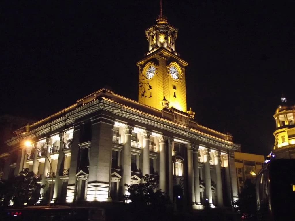 Torre del reloj de la Aduana de Wuhan cerca de la ribera de Hankou