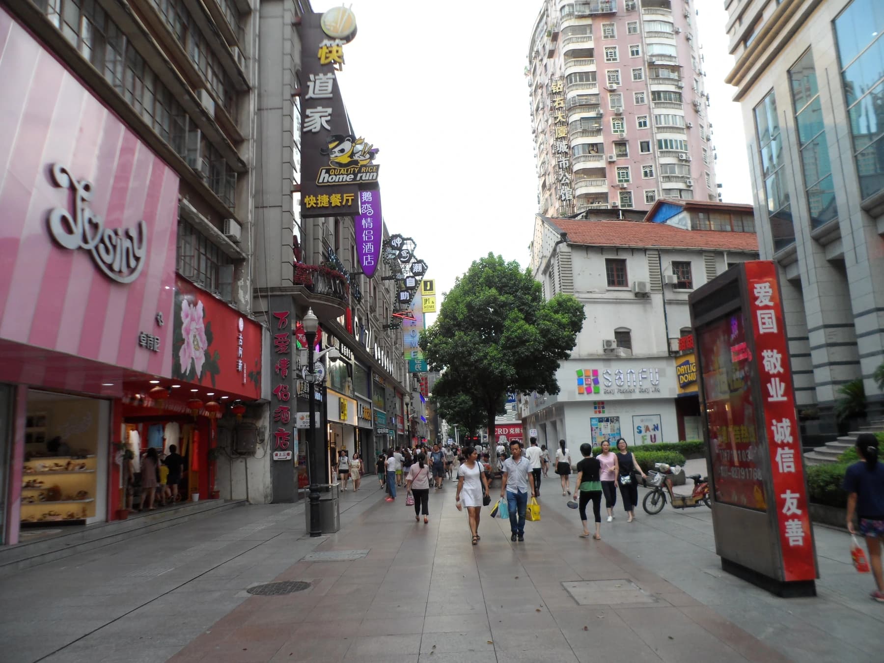 Calle peatonal y fachadas históricas de la calle Jianghan en Hankou