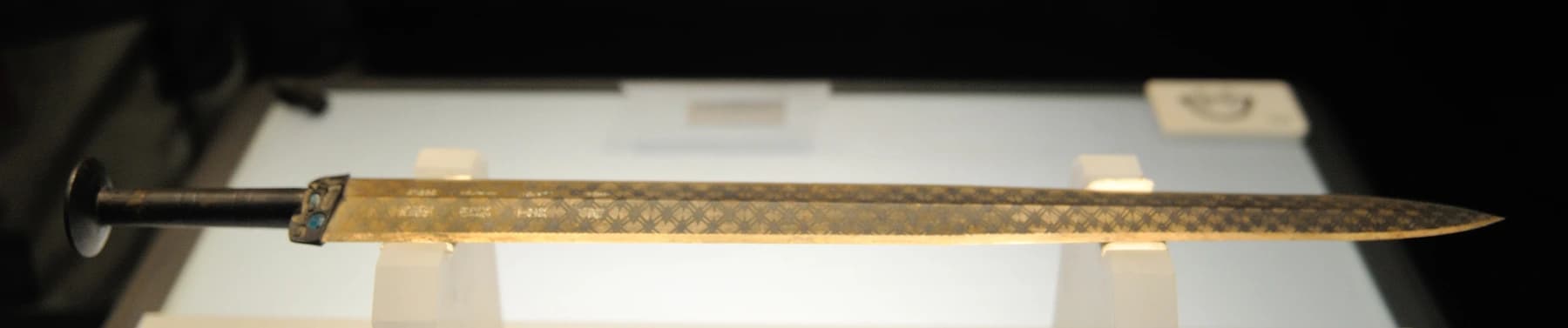 Espada de Goujian expuesta en el Museo Provincial de Hubei