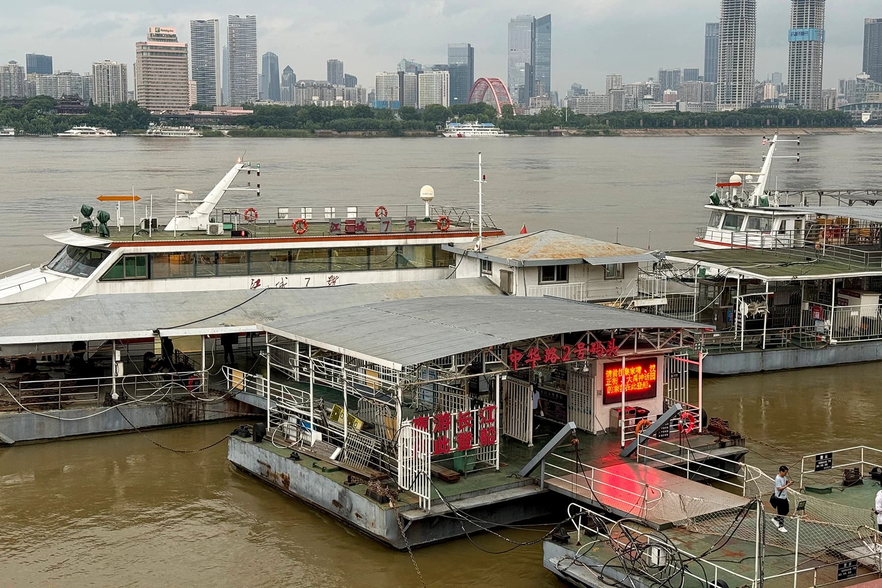 Muelle de ferry de Zhonghua Road en la orilla de Wuchang del Yangtsé