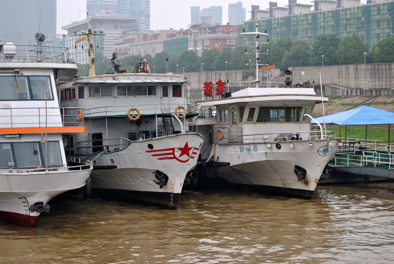 Vista de la ribera del Yangtsé durante un cruce en ferry por Wuhan