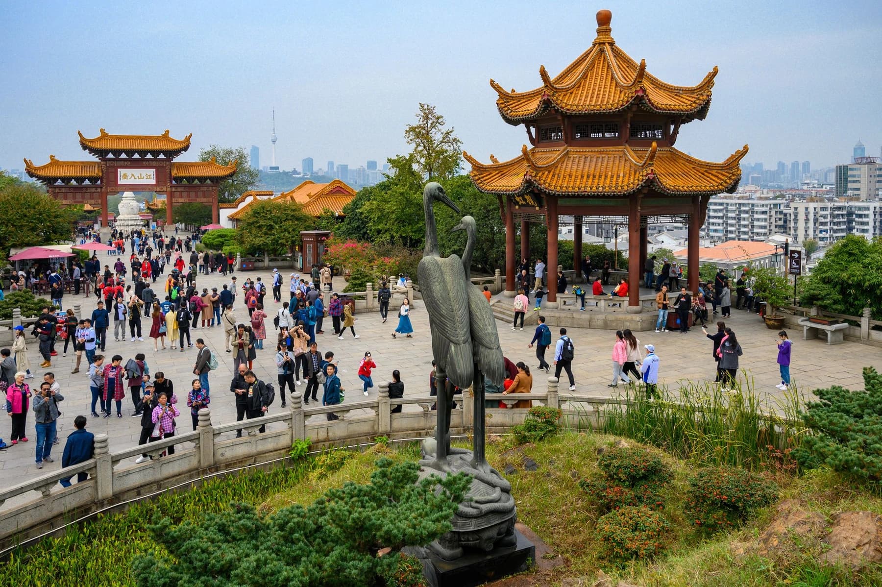 Torre de la Grulla Amarilla elevándose sobre su parque ajardinado en Wuchang