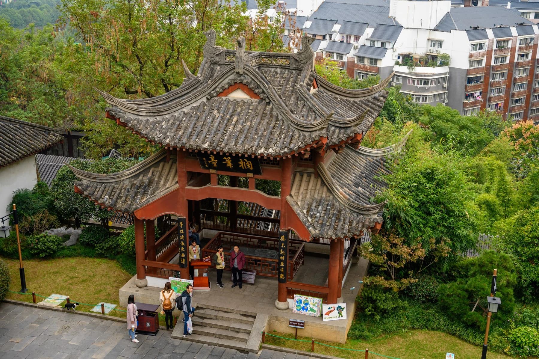 Vista desde la zona de la Torre de la Grulla Amarilla hacia el río Yangtsé y el horizonte de Wuhan